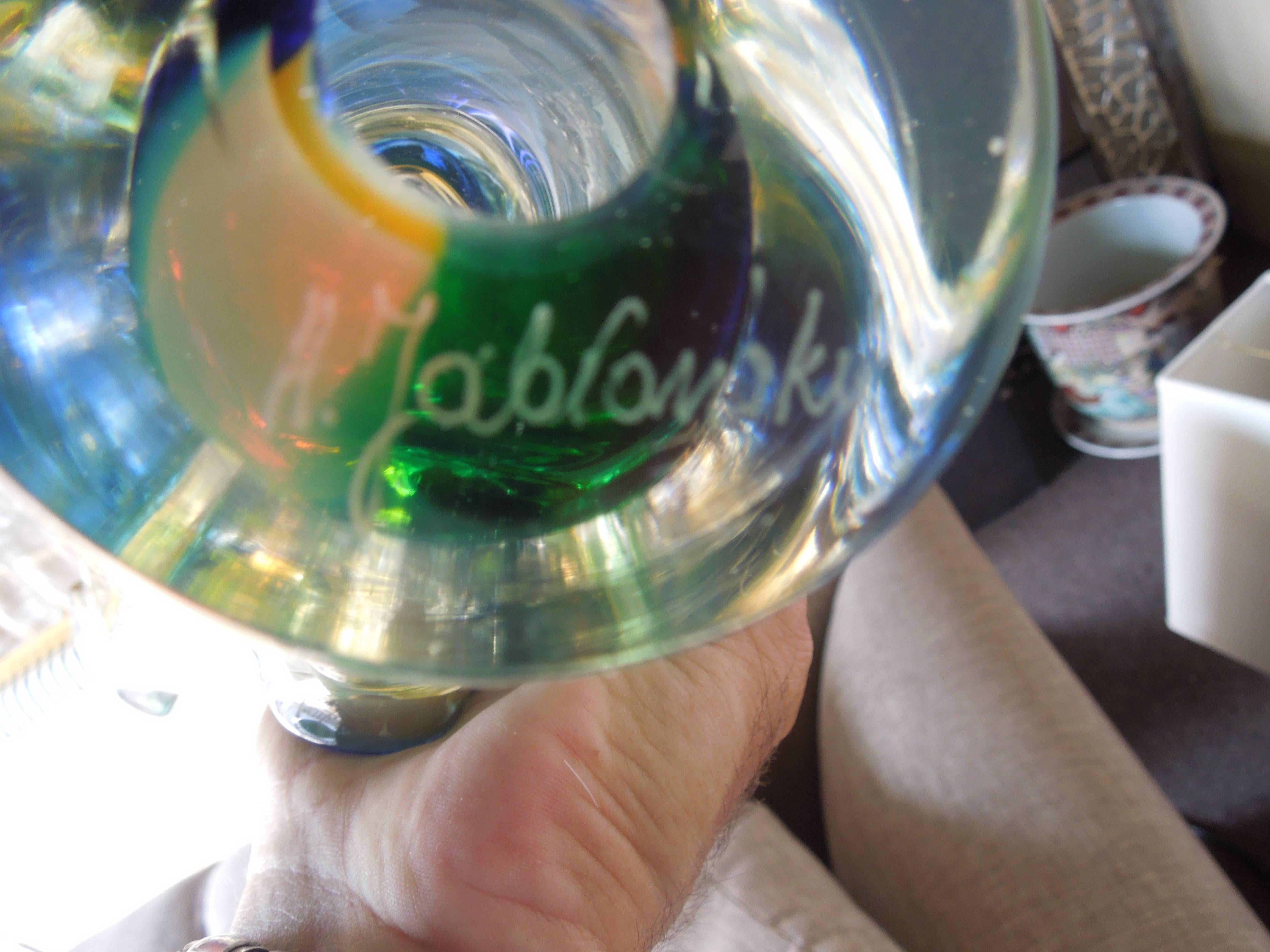Il s'agit d'une magnifique pièce de verre soufflé à la main signée par l'artiste, A. Jablanski. Les couleurs du vert, de l'ambre et du bleu combinées sont époustouflantes. D'une propriété de plusieurs millions de dollars à Indian Wells.