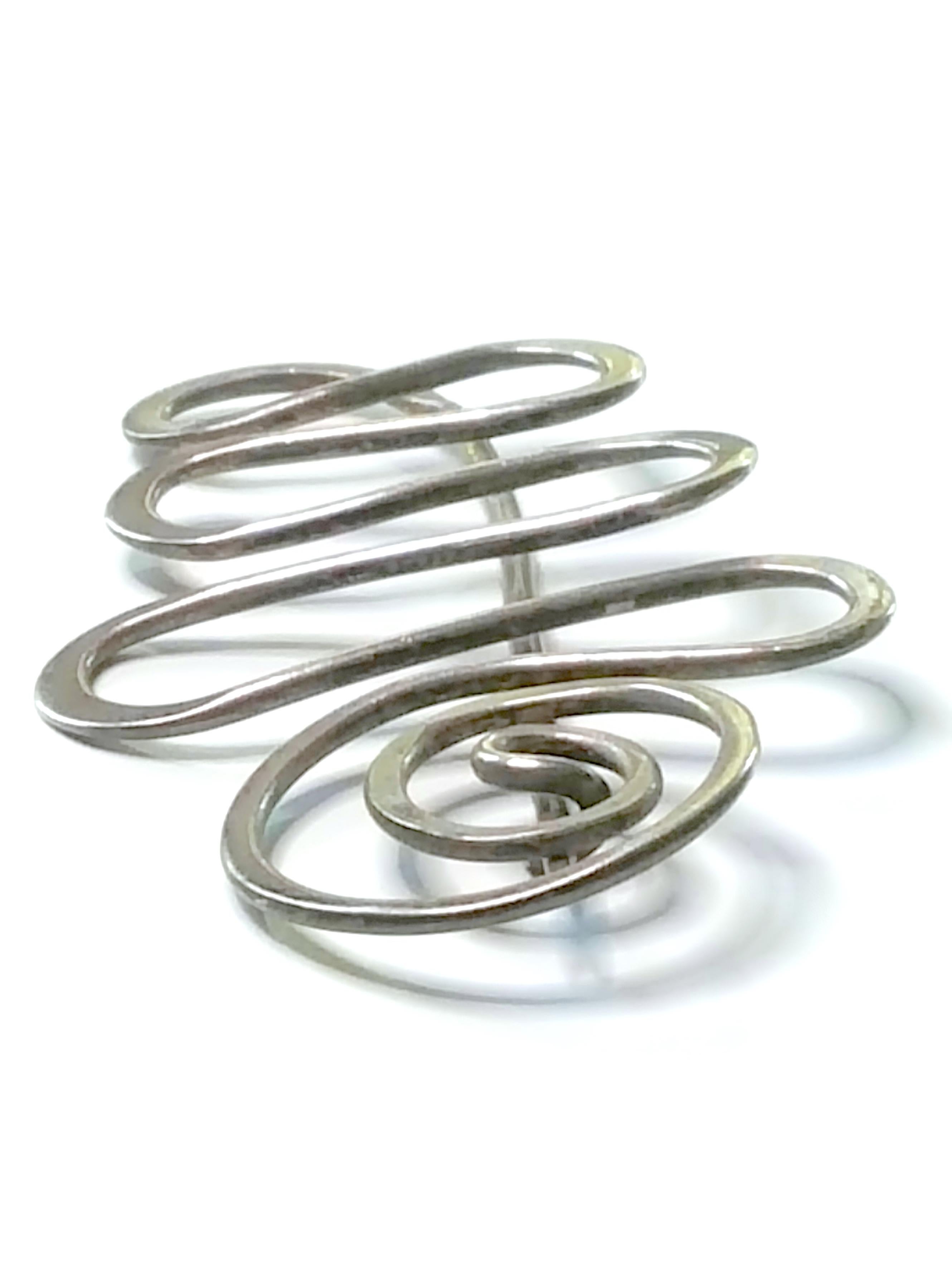 Modern Art MidCentury Hammered Spiral Sterling Silver Wire Undulating Brooch In Excellent Condition For Sale In Chicago, IL