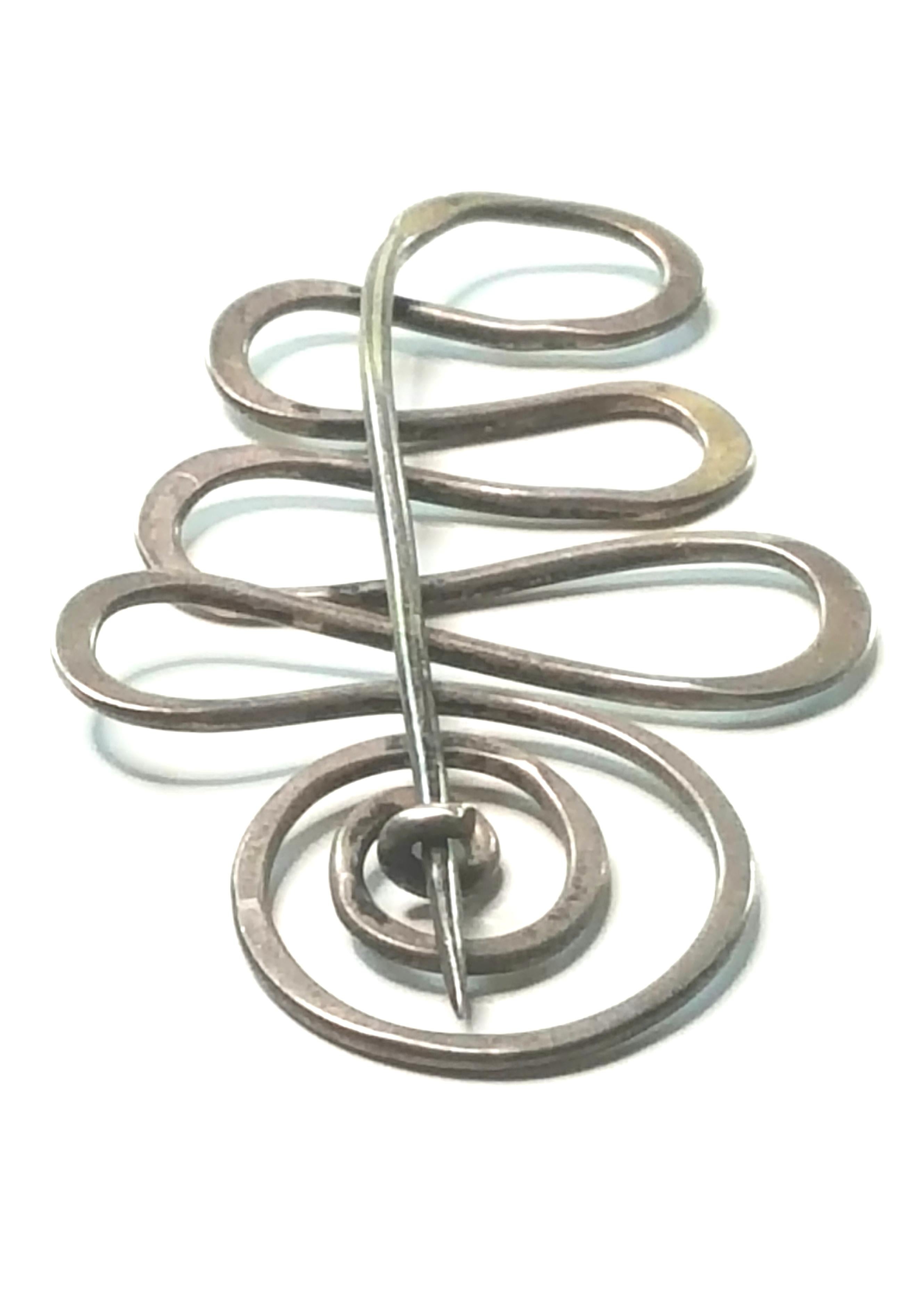 Women's or Men's Modern Art MidCentury Hammered Spiral Sterling Silver Wire Undulating Brooch For Sale