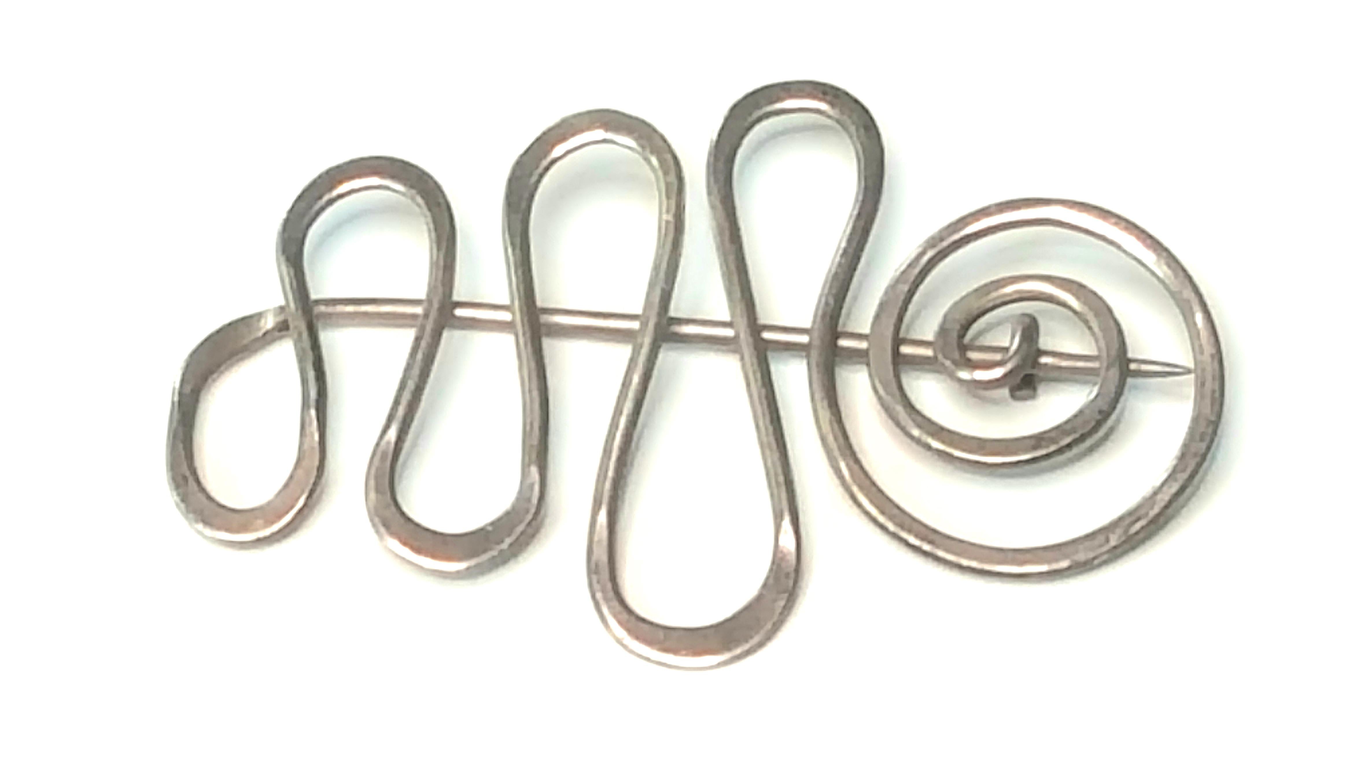 Modern Art MidCentury Hammered Spiral Sterling Silver Wire Undulating Brooch For Sale 1