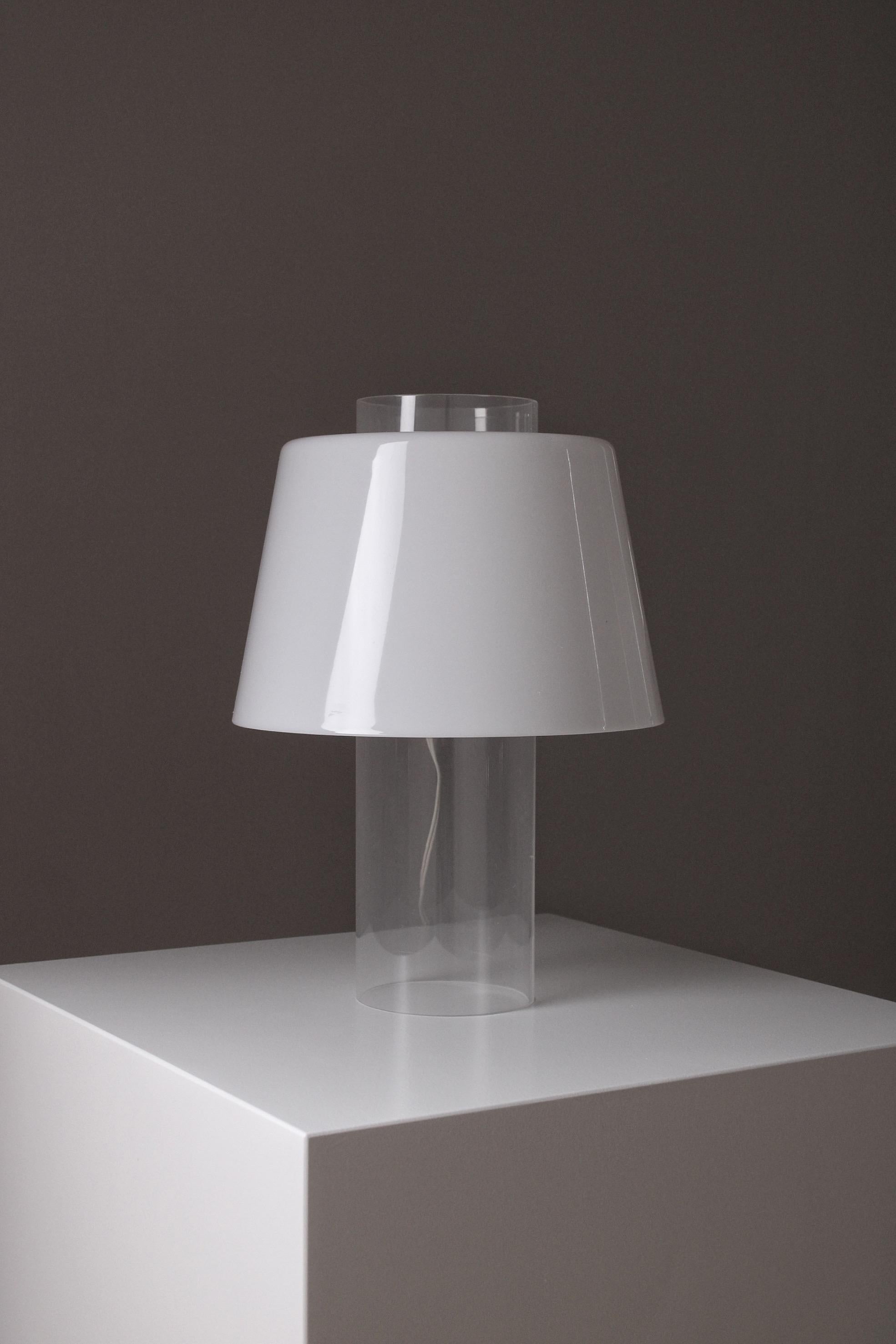 Lampe de table du début de l'art moderne, conçue par Yki Nummi en 1955. Produit par Stockmann-Orno en Finlande. Stockmann-Orno a été l'un des premiers fabricants à expérimenter le méthacrylate. Ce modèle est, entre autres, l'une des premières lampes