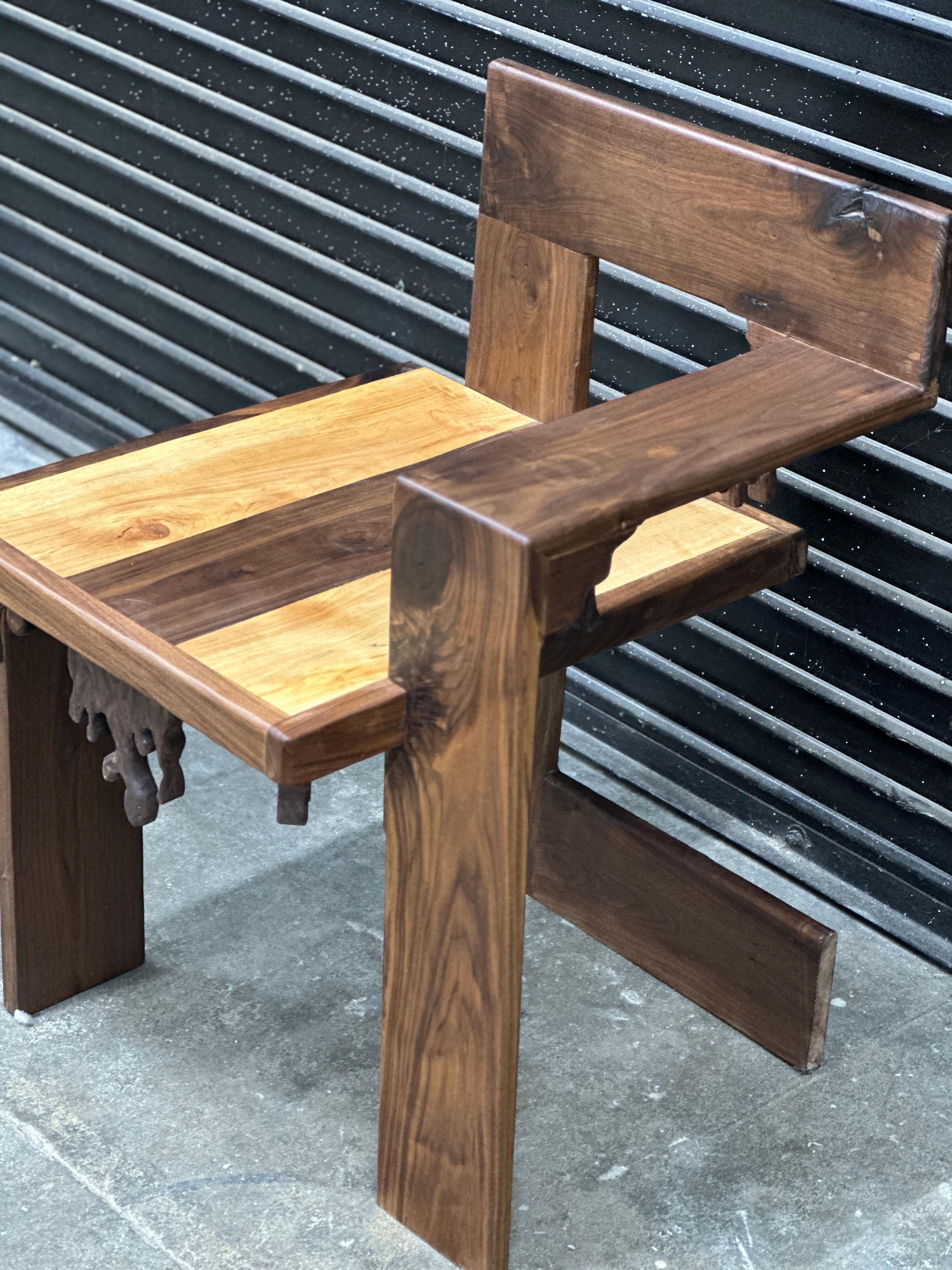 Moderne handwerkliche Umsetzung des Steltman-Stuhls von Gerrit Rietveldc. Dieser Stuhl ist mit verschiedenen Holzmaserungen und Oberflächen gestaltet. Der Stuhl ist extrem stabil und gut verarbeitet. Mit dem beliebten 