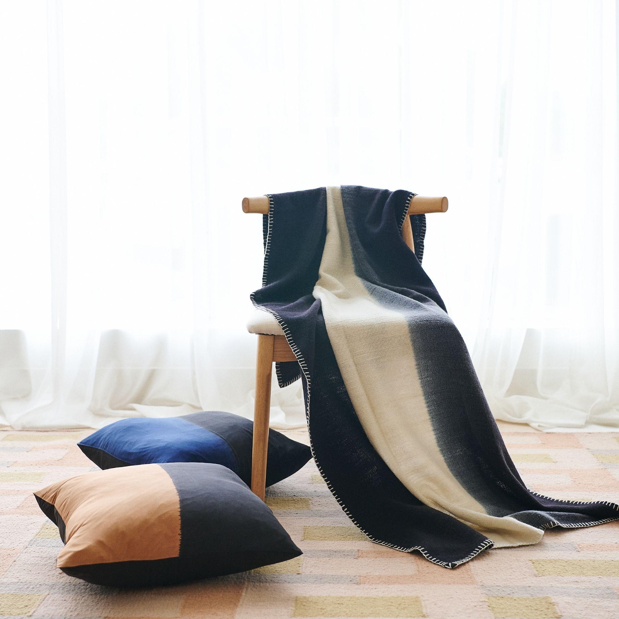 Modern Artisanal Aakar Mor Black & Indigo Color Block Mulberry Silk Pillow For Sale 10