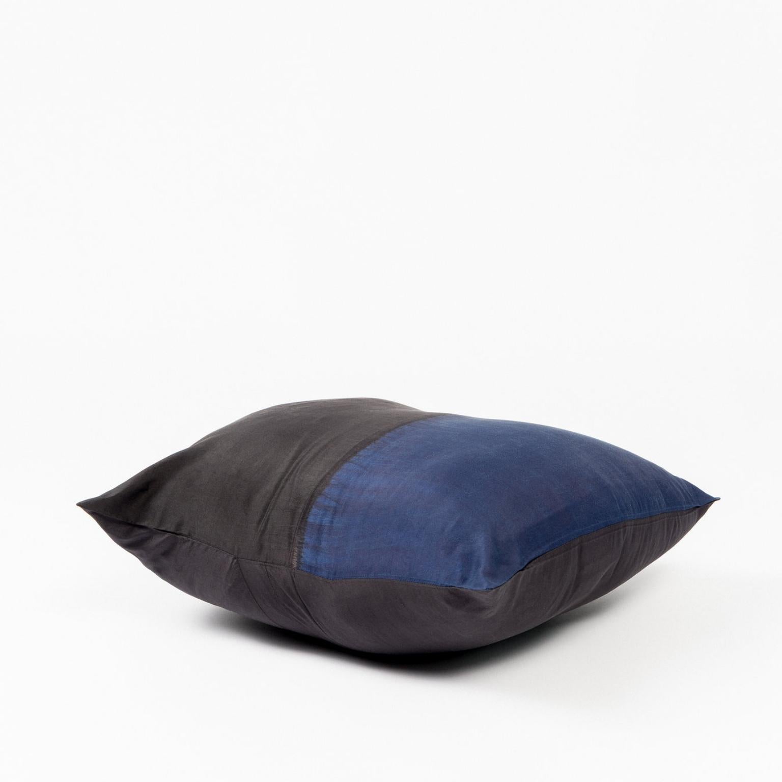 XXIe siècle et contemporain Coussin en soie AAKAR MOR à blocs de couleurs indigo noir  en vente