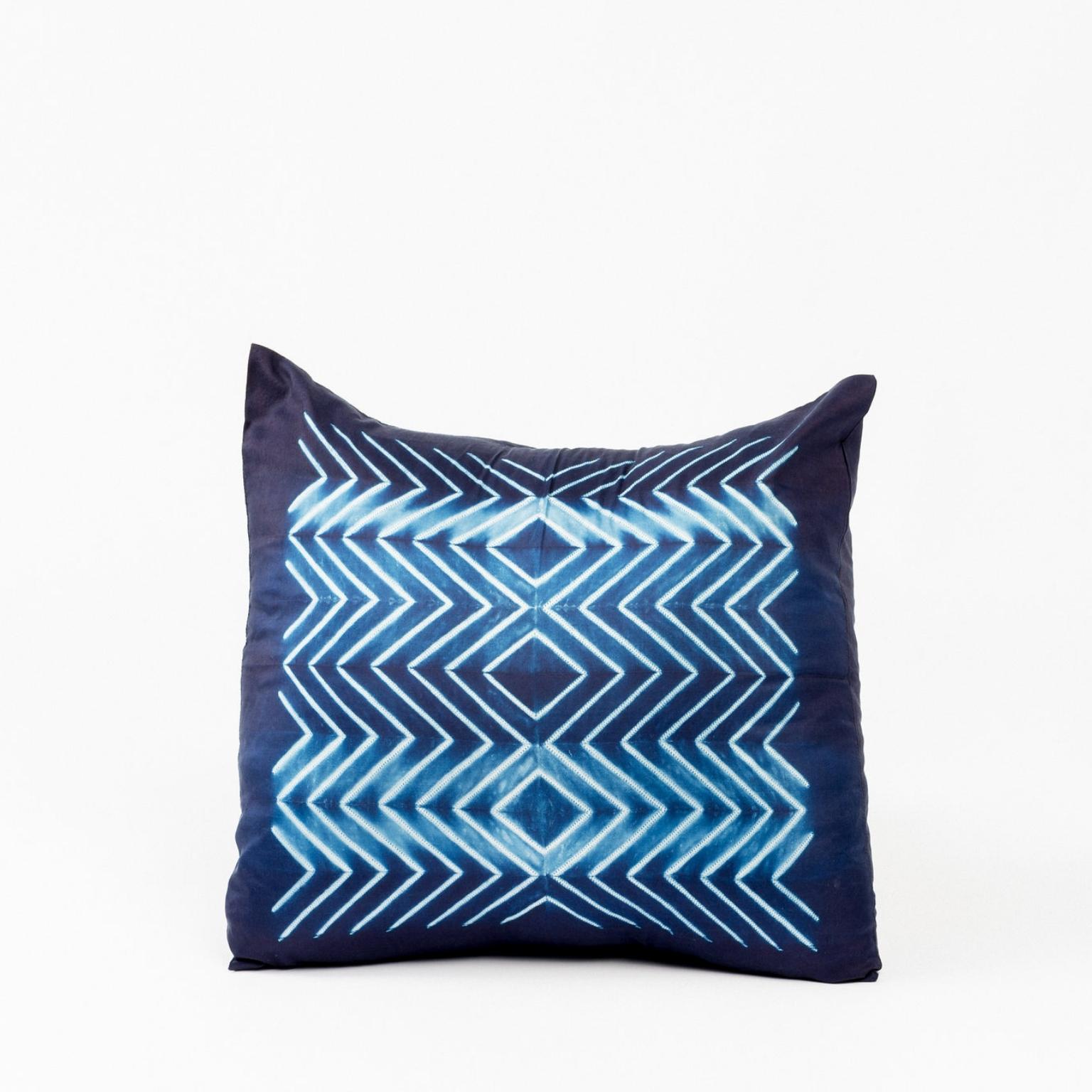 Indien NAAMI  Coussin en soie Shibori en indigo en vente