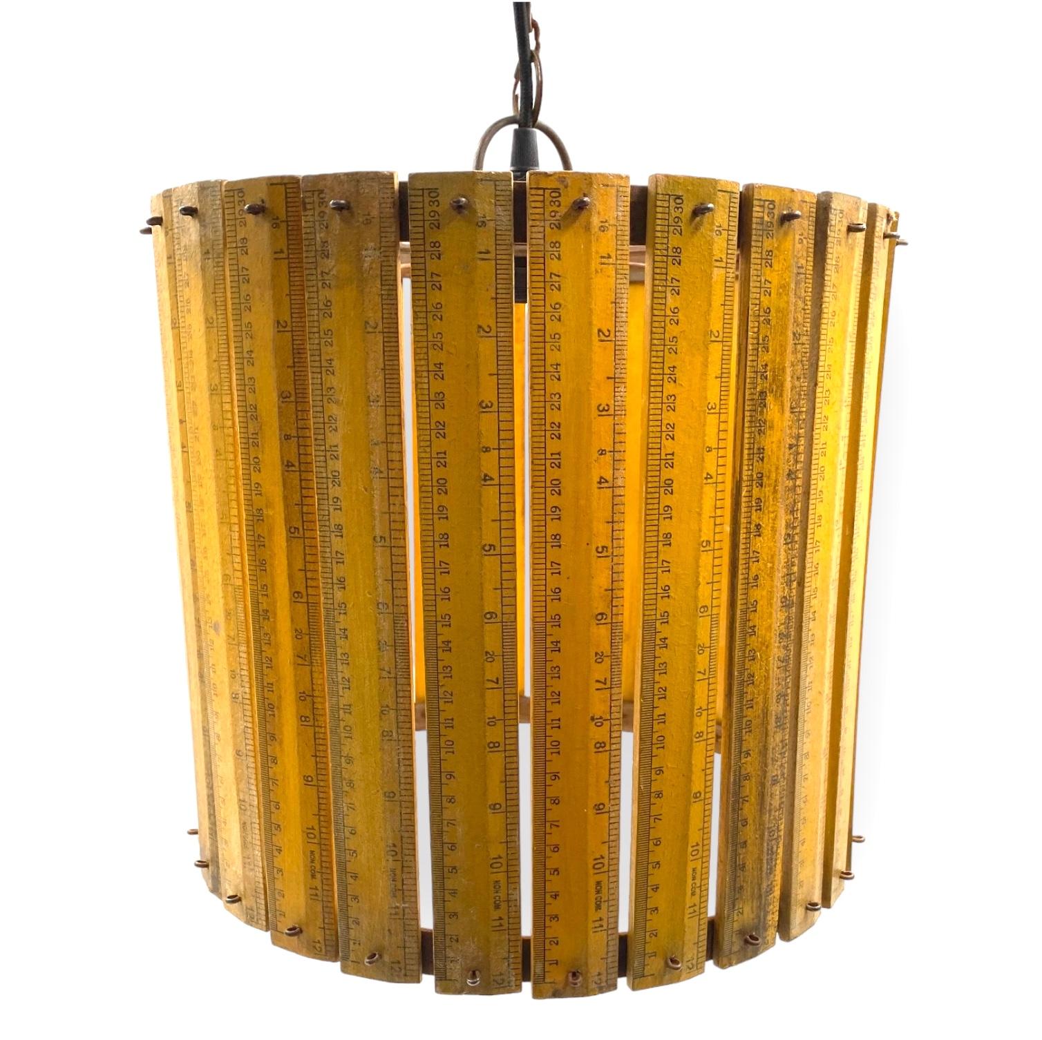 Moderne handwerklich gefertigte Deckenleuchte in Linealform

Frankreich 1960er Jahre

gelbe Holzlineale, Metallstruktur

32 cm H - Durchm. 34 cm

Zustand: gut, dem Alter und der Nutzung entsprechend