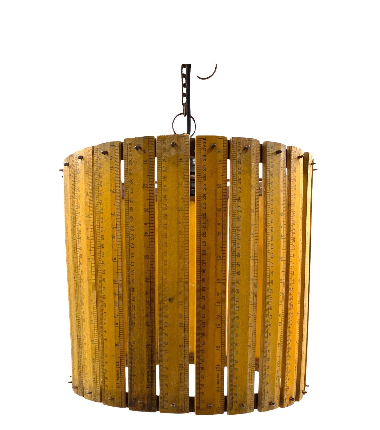 Moderne handwerklich gefertigte Deckenleuchte in Form eines Lineals, Frankreich 1960er Jahre im Angebot 1