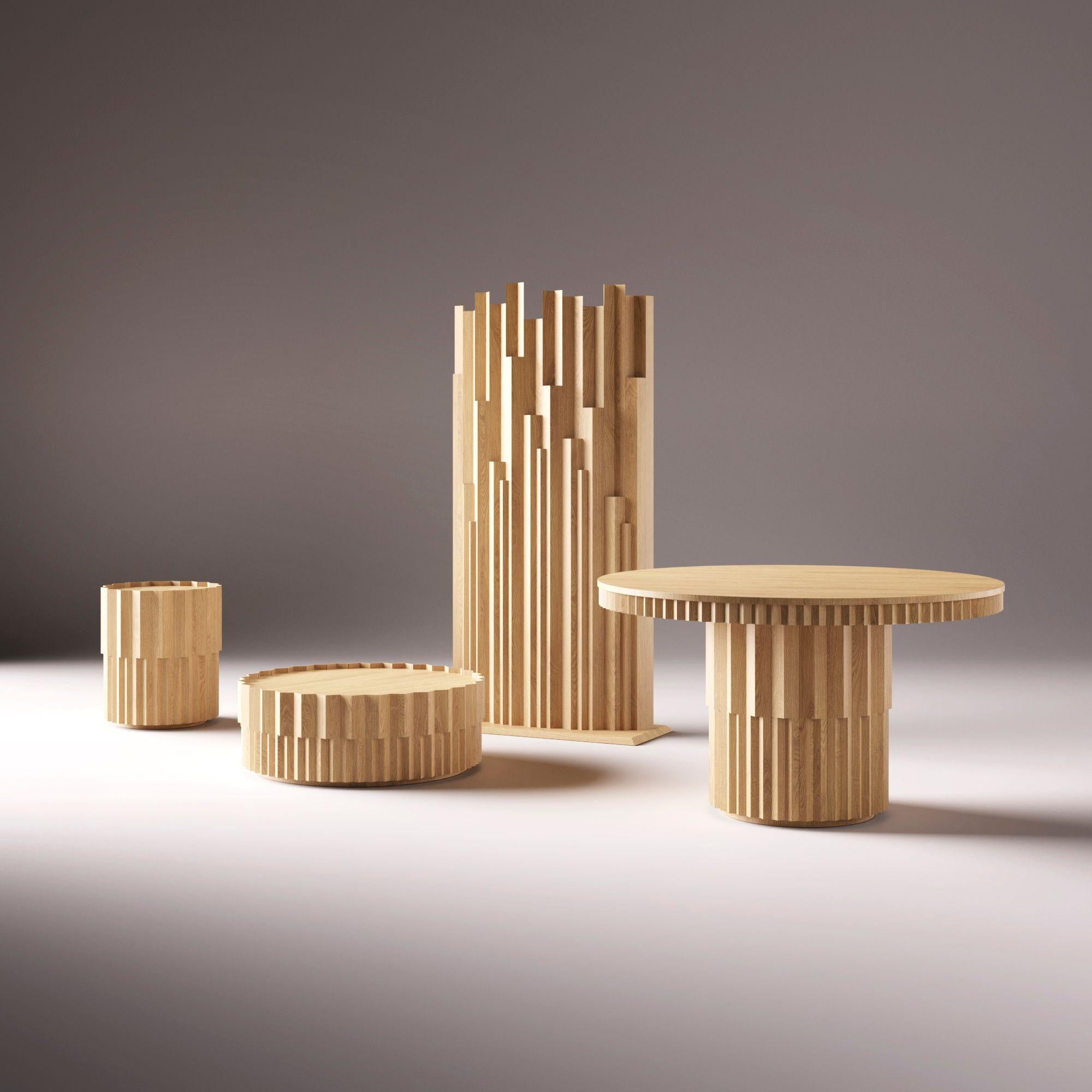 Italiano Tavolo da pranzo moderno artigianale scultoreo in legno sfaccettato made in Italy in vendita