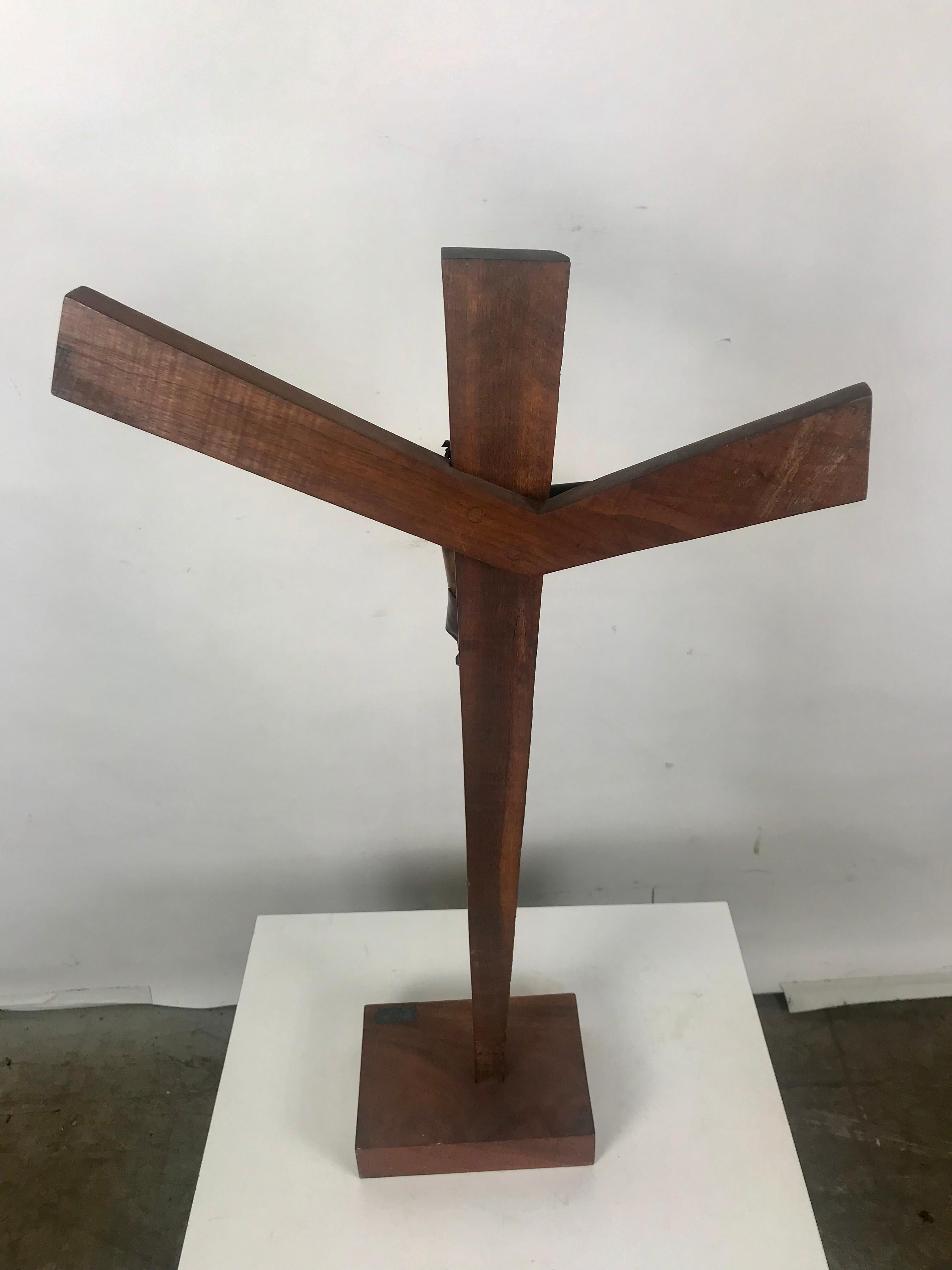 Modernes, signiertes Krusifix, russisches, gebogenes Kupfer und Holz nach Heifetz, moderner Künstler im Zustand „Gut“ im Angebot in Buffalo, NY