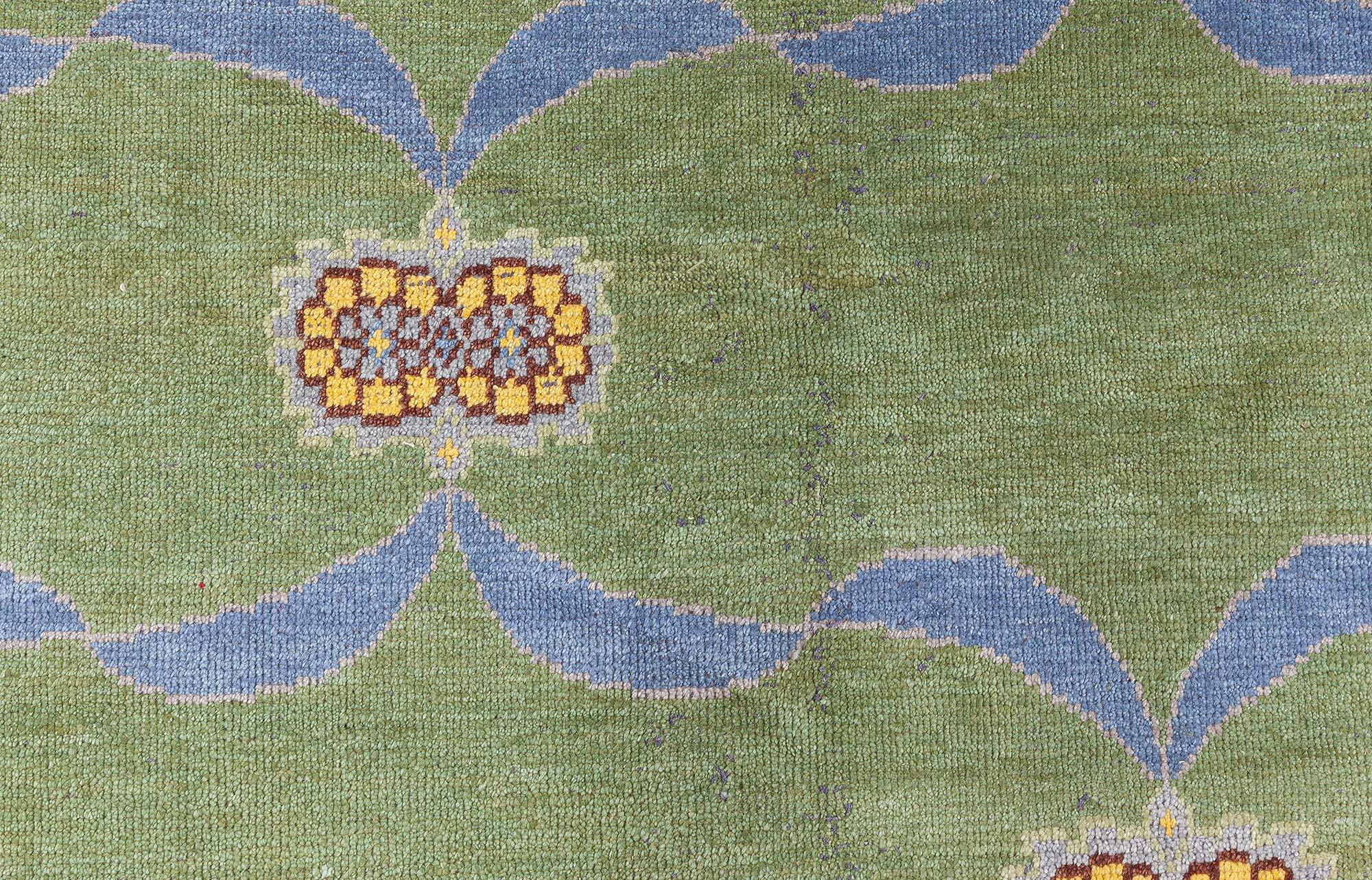 Noué à la main Tapis Fragment de style Arts and Crafts moderne de Doris Leslie Blau en vente