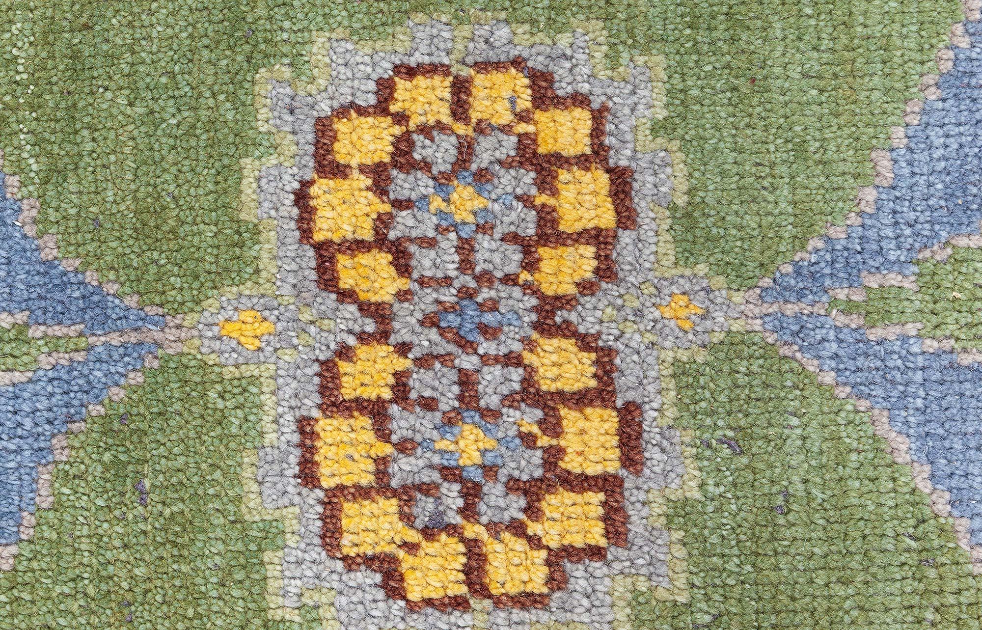 Laine Tapis Fragment de style Arts and Crafts moderne de Doris Leslie Blau en vente