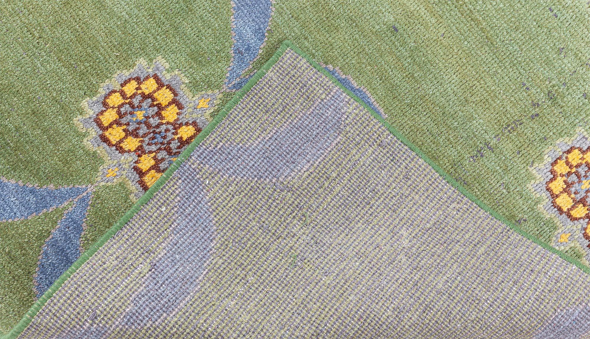 Tapis Fragment de style Arts and Crafts moderne de Doris Leslie Blau en vente 1