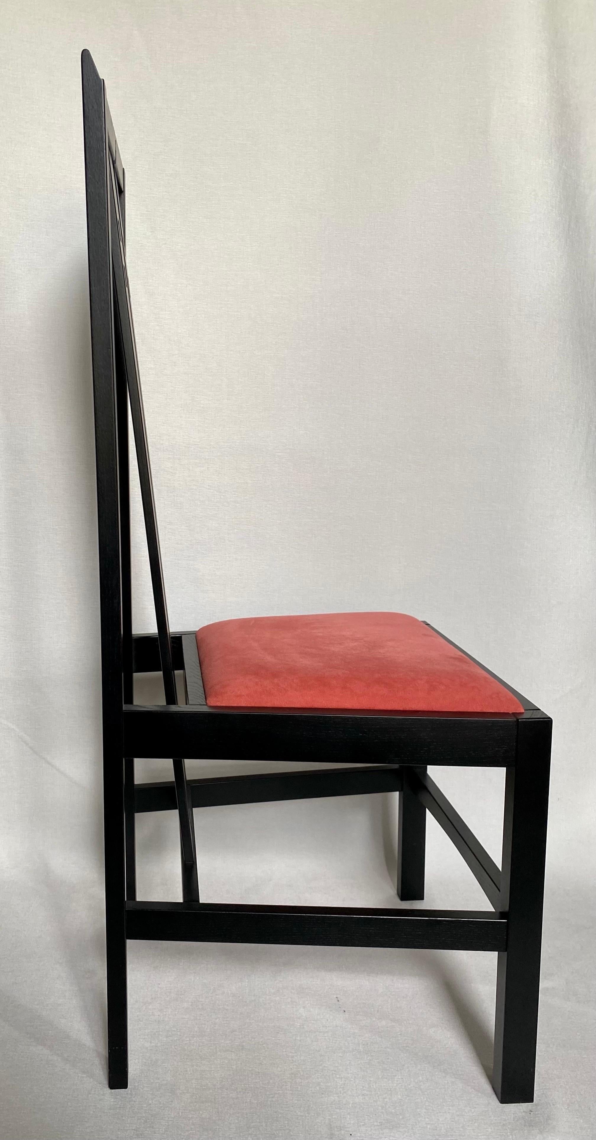 Tissu d'ameublement Chaises de salle à manger d'appoint hautes en bois noir de style Arts &amp; Crafts modernes, lot de quatre en vente