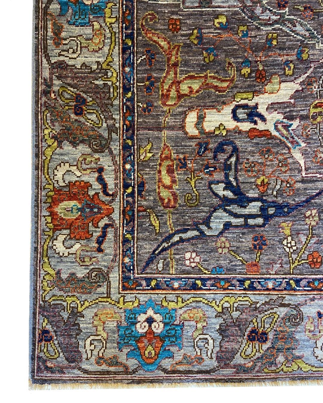 Dieser 4′ × 6′ große Aryana-Teppich von Orley Shabahang verbindet den Charakter eines Stammes mit moderner Vielseitigkeit. Der aus organischer, handgesponnener Wolle handgeknüpfte und mit natürlichen pflanzlichen Pigmenten gefärbte Teppich weist