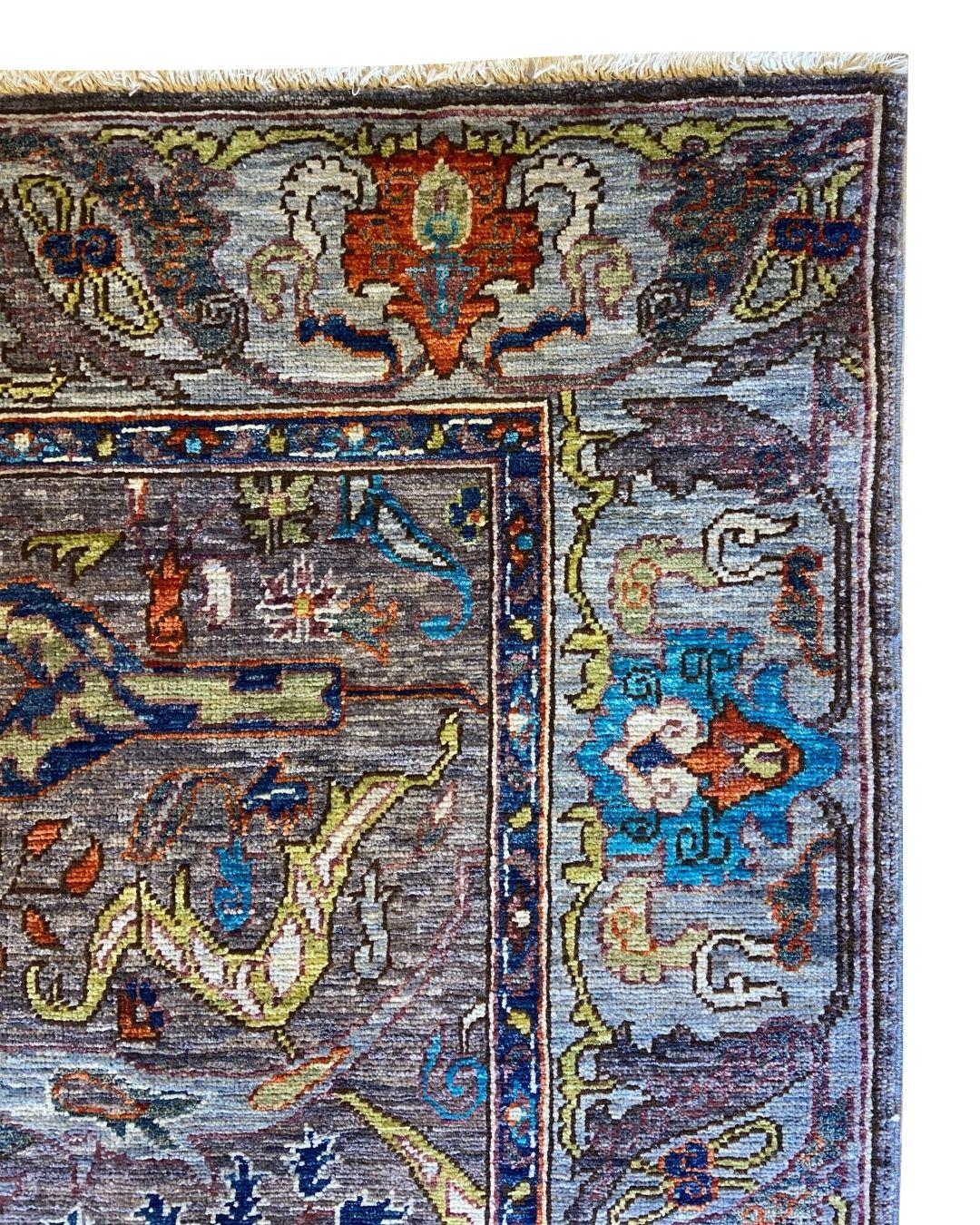 Moderner Aryana Stammes-Perserteppich, Bio-Wolle, Grau, Blau, und Rost, 4′ × 6' (Stammeskunst) im Angebot