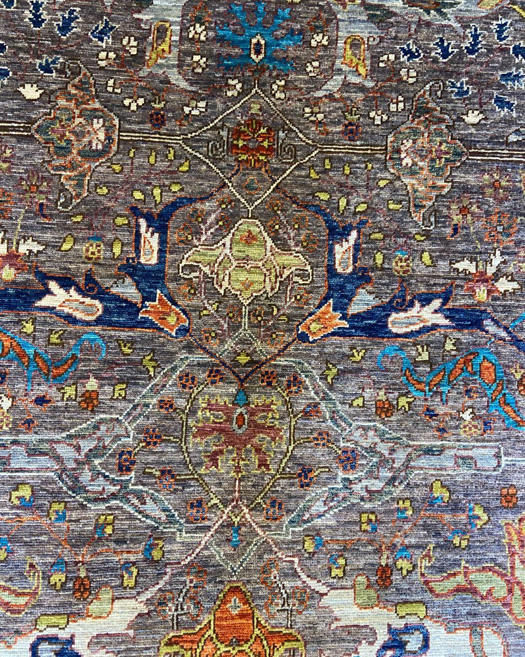 Moderner Aryana Stammes-Perserteppich, Bio-Wolle, Grau, Blau, und Rost, 4′ × 6' im Zustand „Neu“ im Angebot in New York, NY