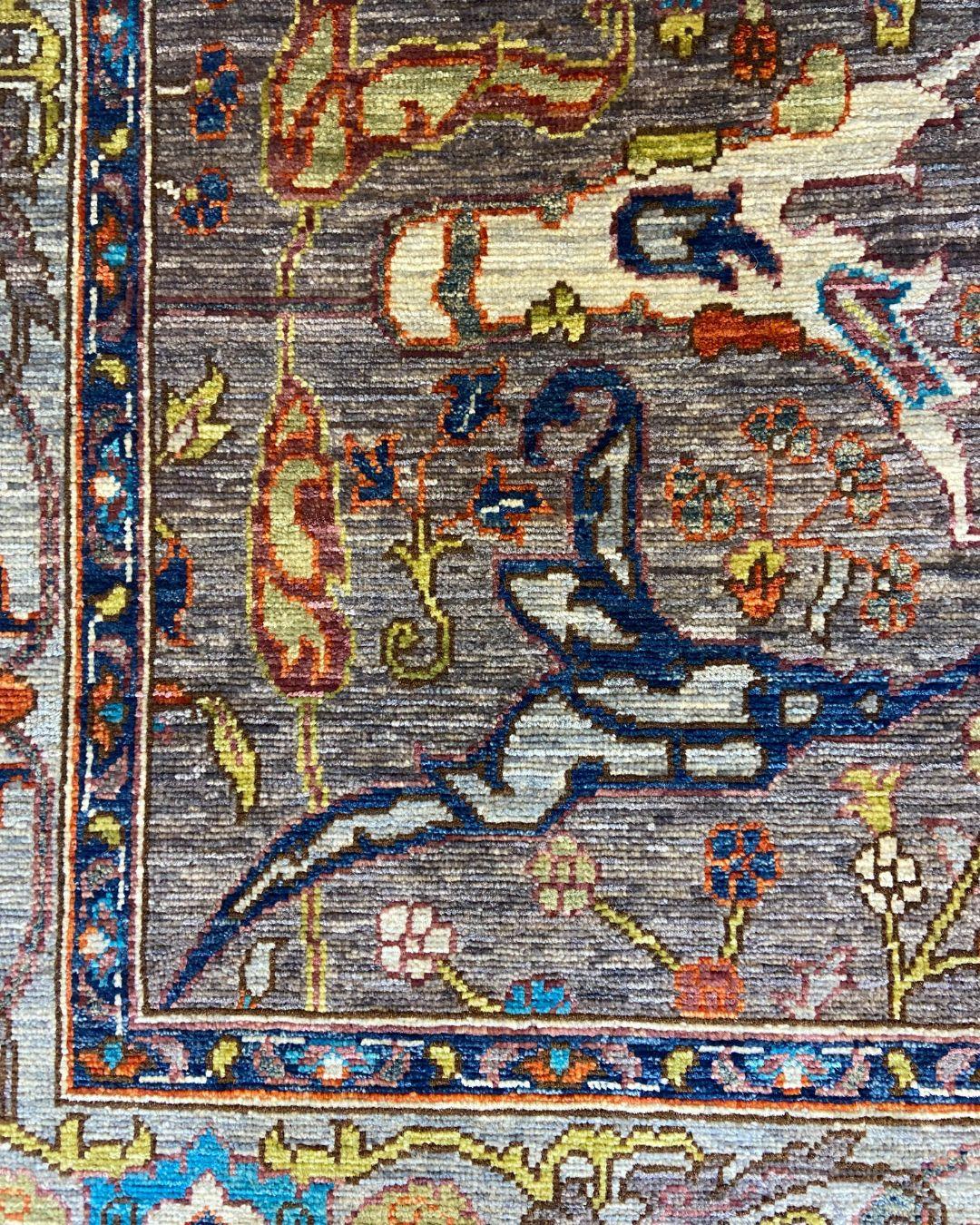 Moderner Aryana Stammes-Perserteppich, Bio-Wolle, Grau, Blau, und Rost, 4′ × 6' (21. Jahrhundert und zeitgenössisch) im Angebot