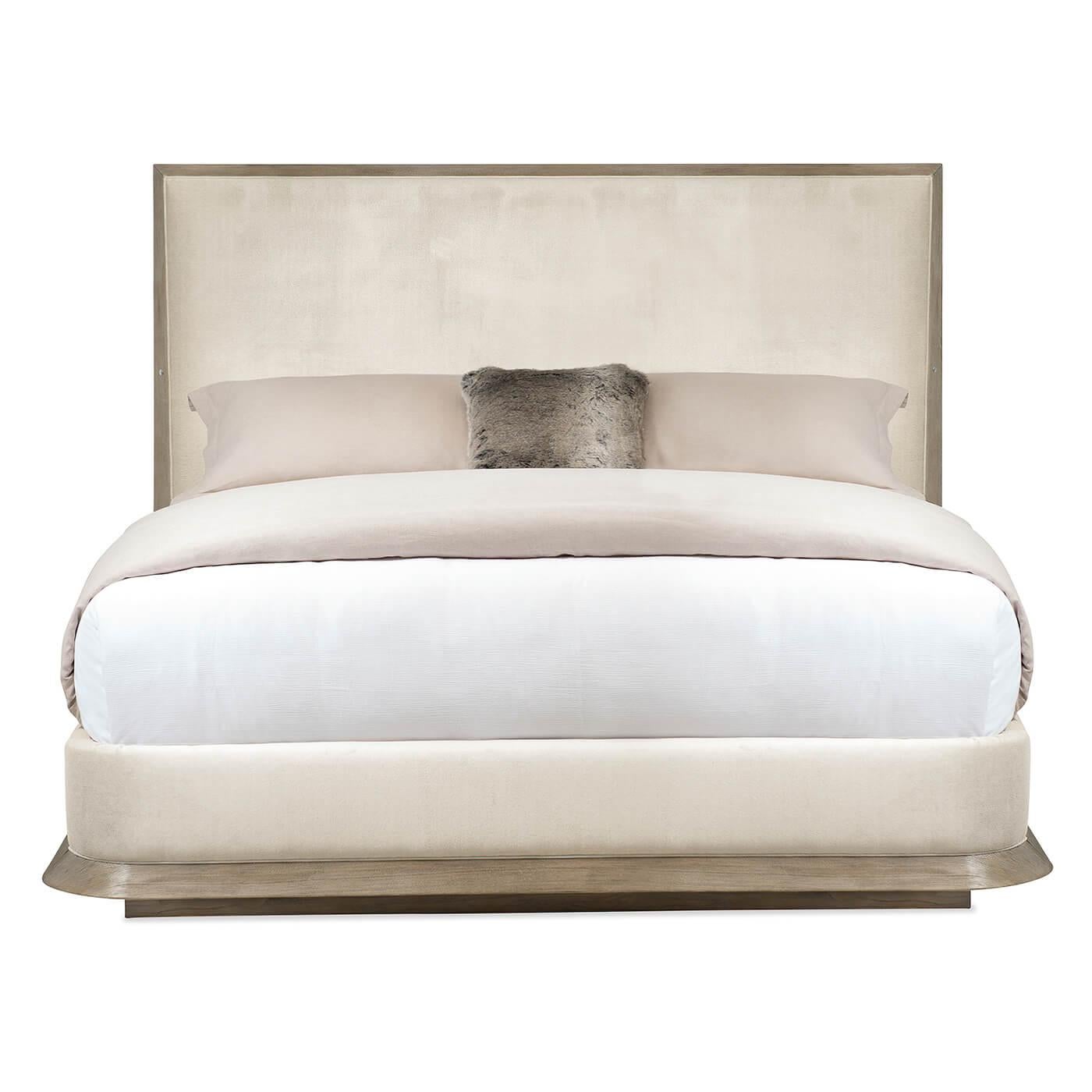 Ein modernes Eschengestell-Königsbett mit einem hohen gepolsterten Kopfteil. Der atemberaubende neutrale Stoff in Kombination mit dem Ash Driftwood verleiht diesem Bett das Aussehen und das Gefühl von echtem Luxus. Dieses elegante Bett hat ein