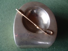 Cenicero Moderno Hecho de una Pata de Caballo Real con Metal y