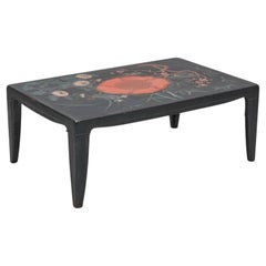 Table basse d'inspiration asiatique noire et polychrome