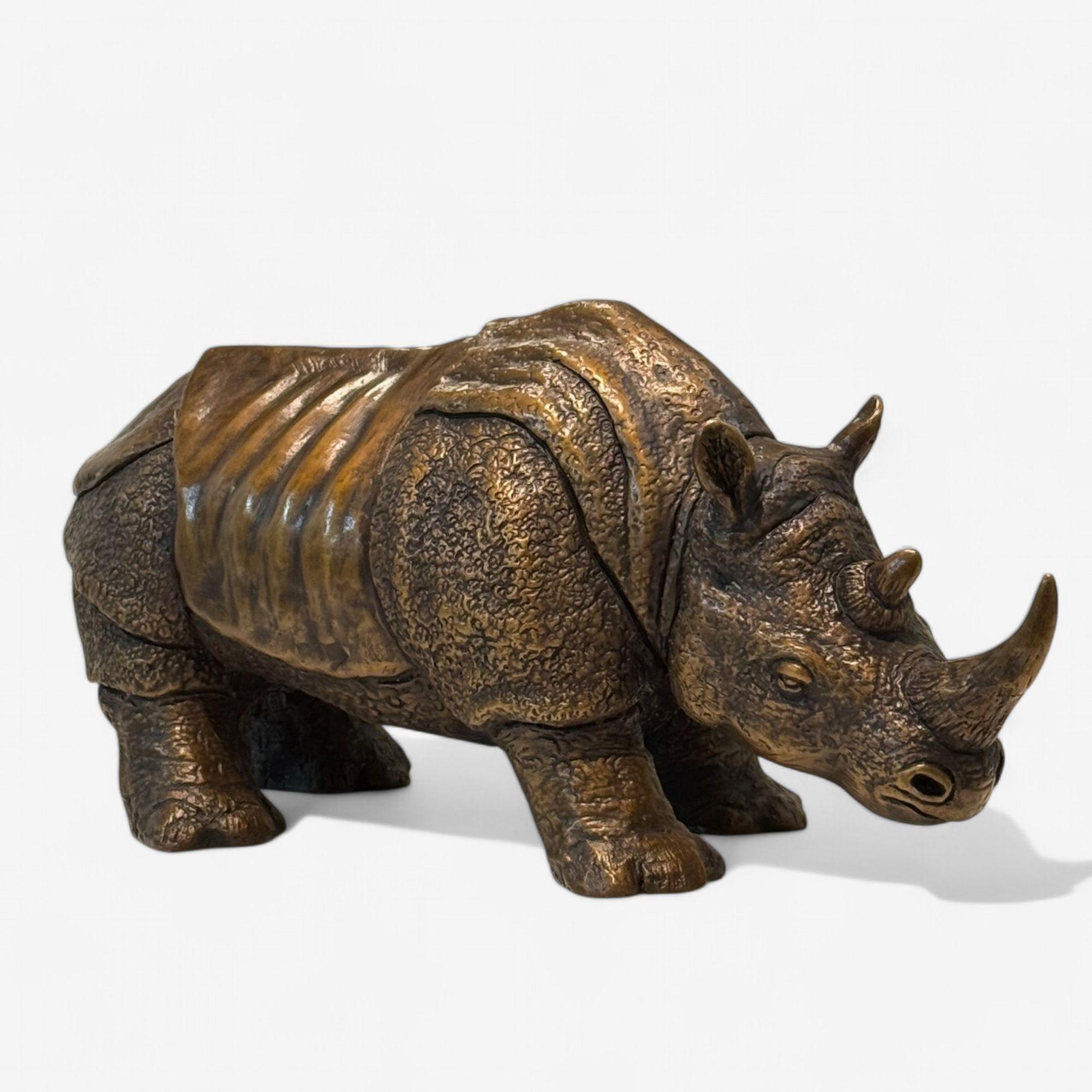 Sculpture moderne asiatique Rhino, bronze moulé à chaud, américaine, 21e siècle
Une sculpture de table en édition limitée, signée, datée et numérotée, intitulée Rhinocéros asiatique, réalisée par le sculpteur primé Jesse Nusbaum. Fabriquée à 100 %
