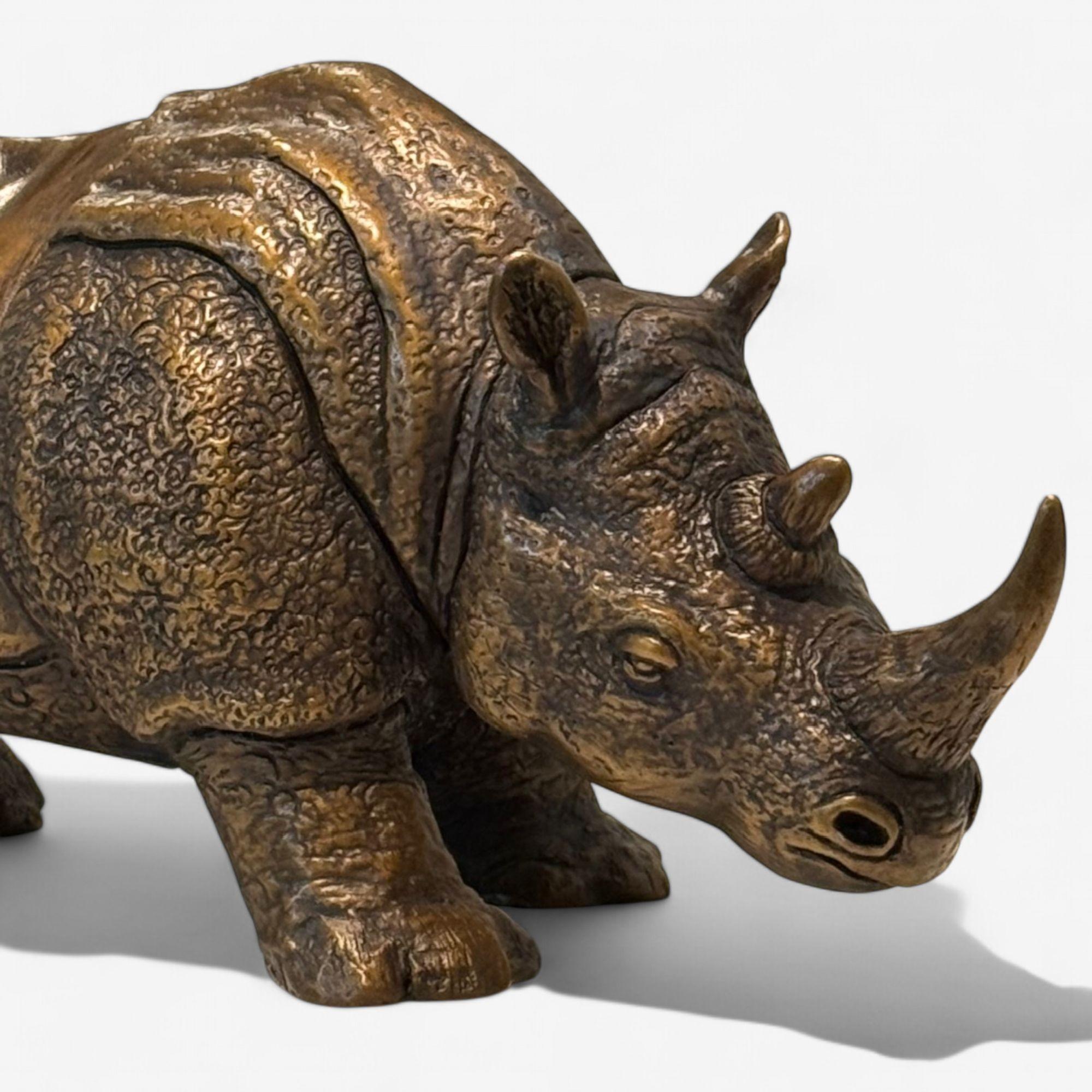 Sculpture moderne asiatique Rhino, bronze moulé à chaud, américaine, 21e siècle Bon état - En vente à Manhasset, NY