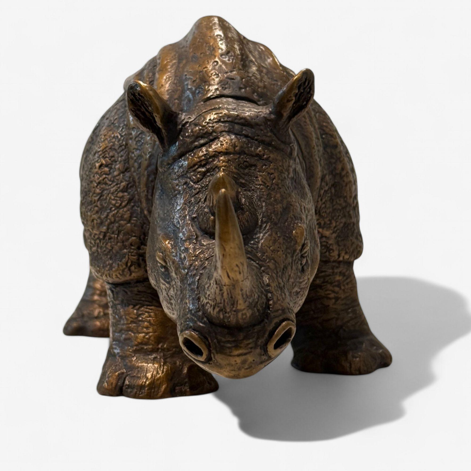 XXIe siècle et contemporain Sculpture moderne asiatique Rhino, bronze moulé à chaud, américaine, 21e siècle en vente