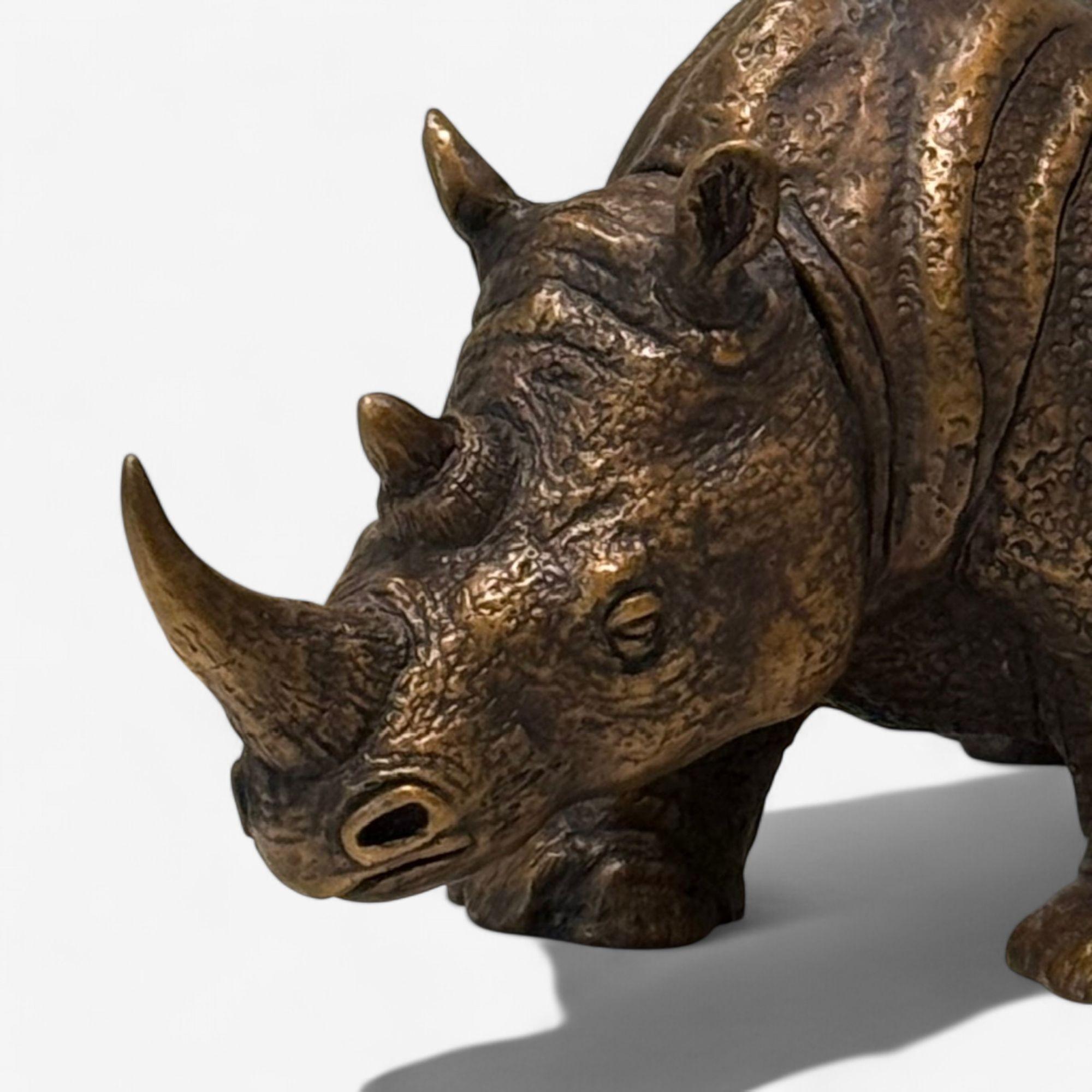 Bronze Sculpture moderne asiatique Rhino, bronze moulé à chaud, américaine, 21e siècle en vente