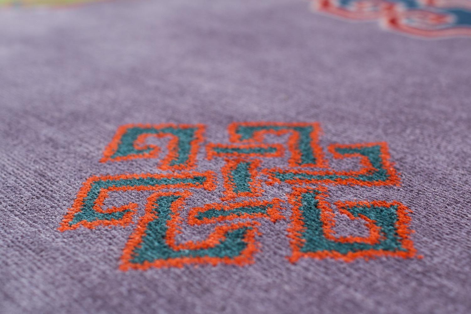 Alfombra asiática contemporánea de seda de colores Dragón púrpura de Joseph Carini Carpets Lana en venta