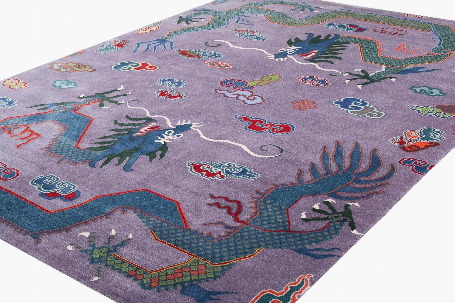 En su creación de alfombras finas y lujosas, Joseph Carini está profundamente influido por el arte chino y asiático. Doble Dragón es un giro moderno a la simbología y composición tradicionales de ese estilo. Hace veinte años, Carini adquirió una
