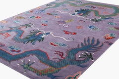 Tapis de sol contemporain asiatique en soie colorée avec dragon pourpre, Joseph Carini Carpets