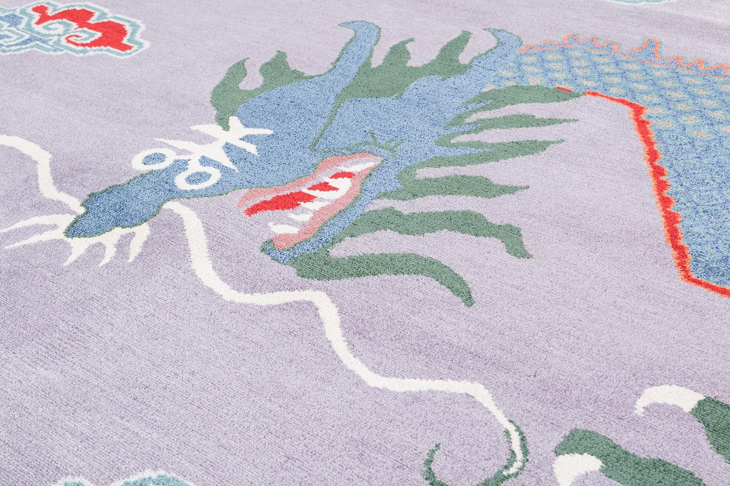 Alfombra asiática contemporánea de seda de colores Dragón púrpura de Joseph Carini Carpets Nepalés en venta