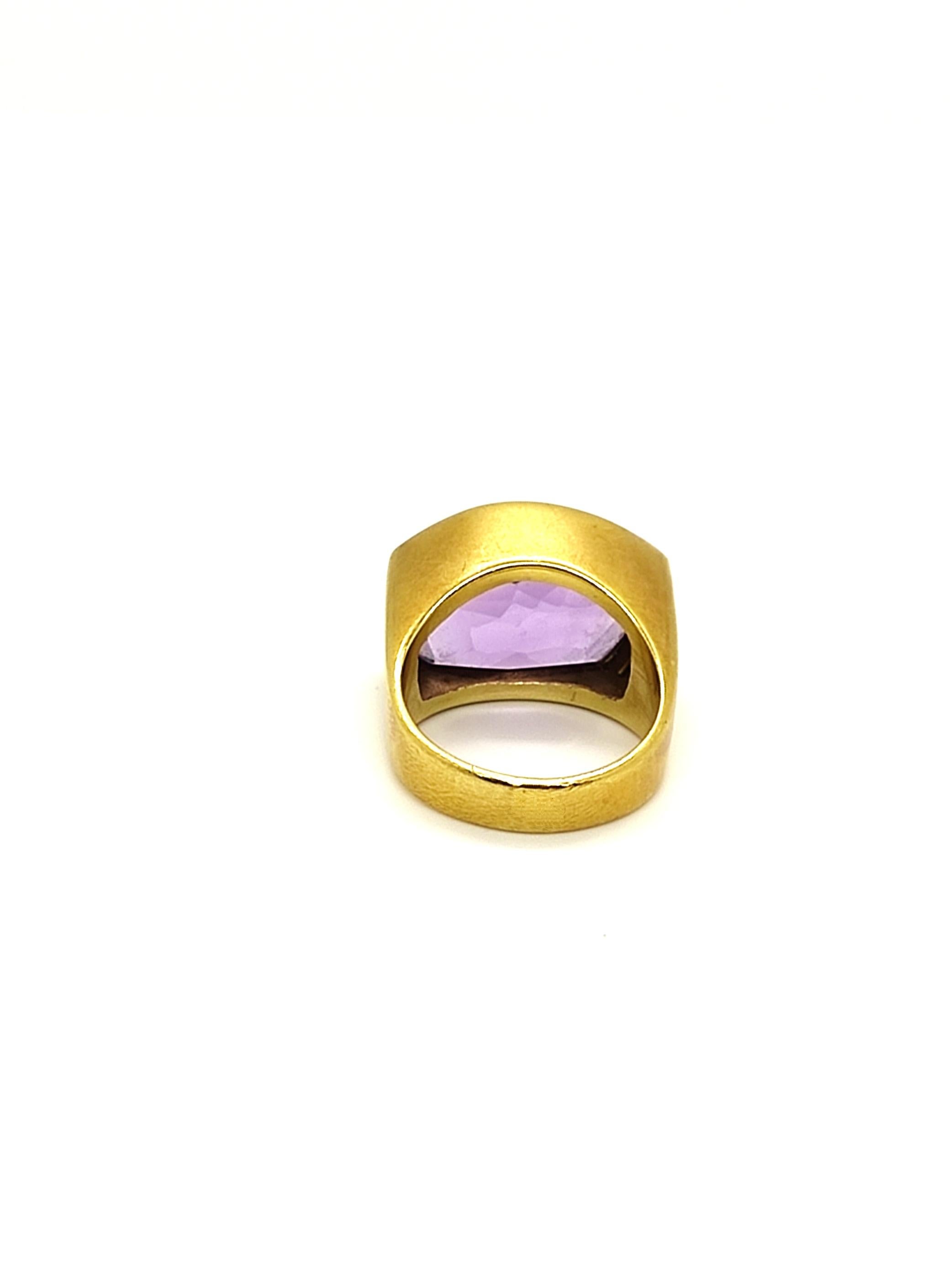 Amethyst Ring 18 Karat Yellow Gold  In Excellent Condition For Sale In Geneva, CH