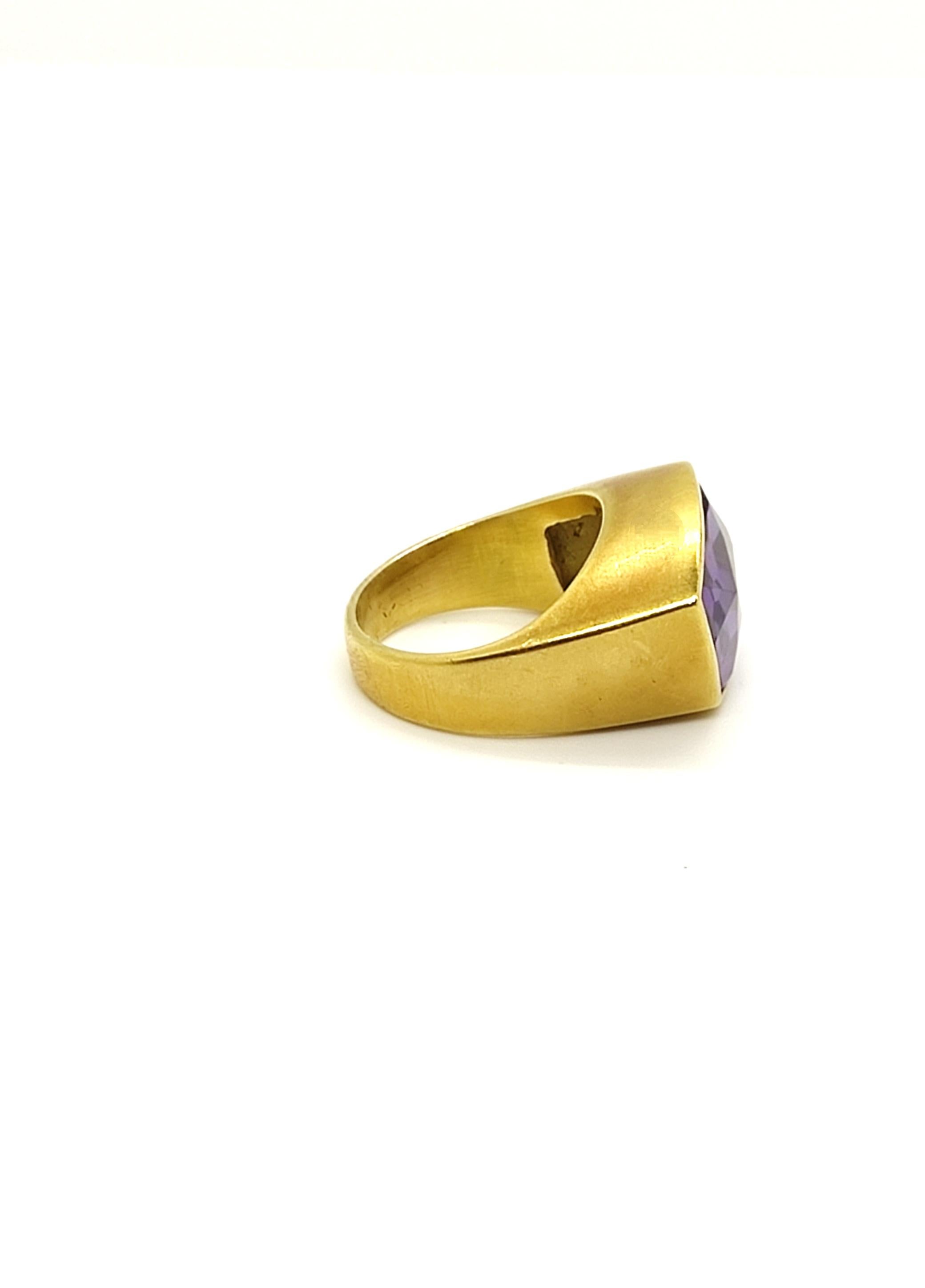 Women's or Men's Amethyst Ring 18 Karat Yellow Gold  For Sale