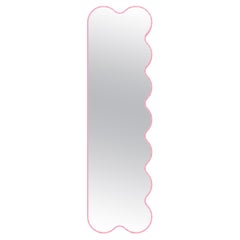 Moderner, asymmetrischer, auffälliger, schmaler Spiegel in Rosa für zeitgenössische Innenräume