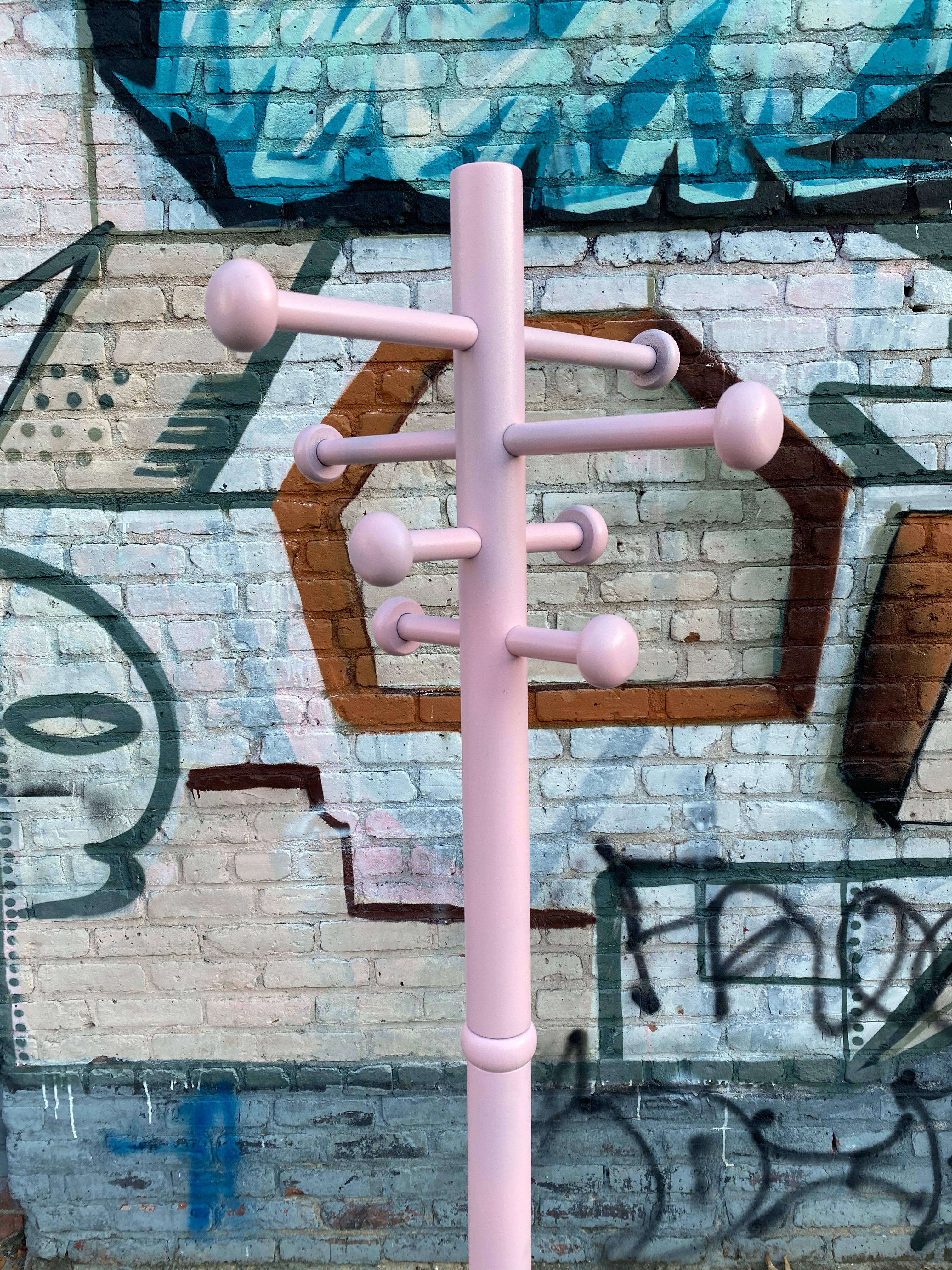 Moderner moderner Atomic-Garderobenständer in Rosa im Zustand „Gut“ im Angebot in Brooklyn, NY