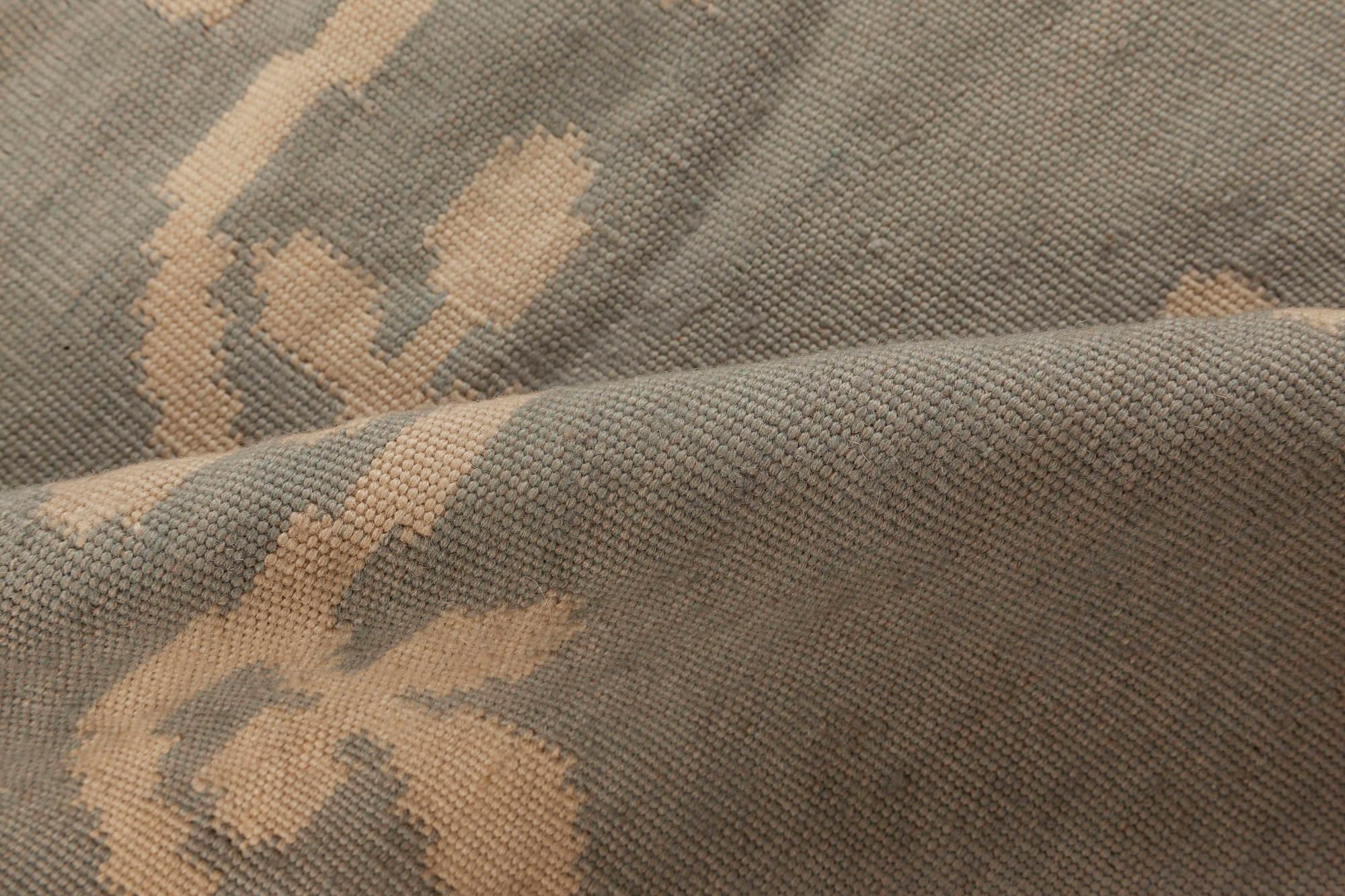Tapis Aubusson moderne bleu et blanc par Doris Leslie Blau.
Taille : 7'10