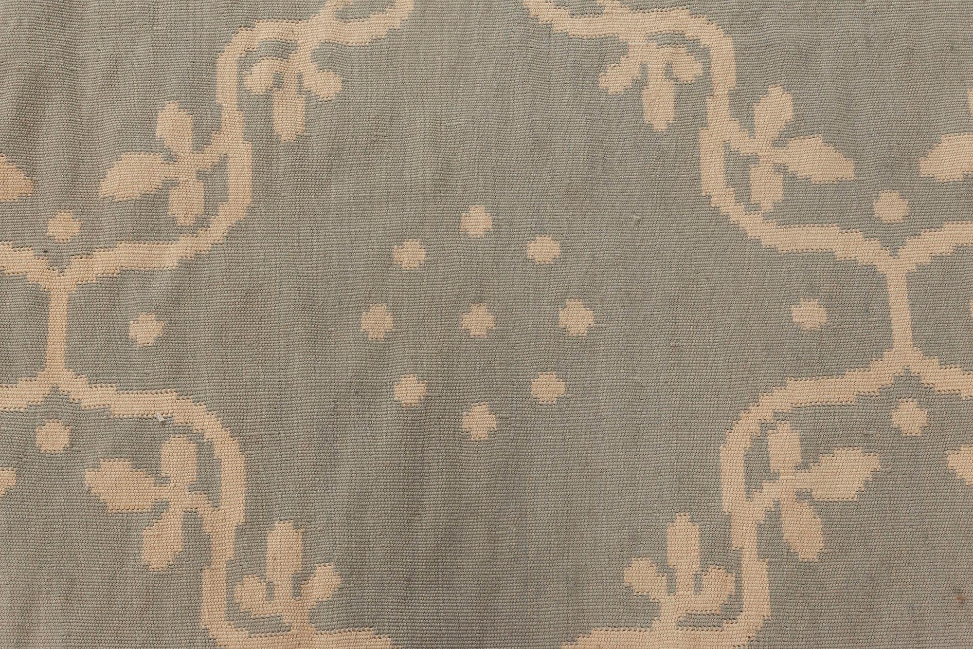 Chinois Tapis moderne bleu et blanc Aubusson Design de Doris Leslie Blau en vente