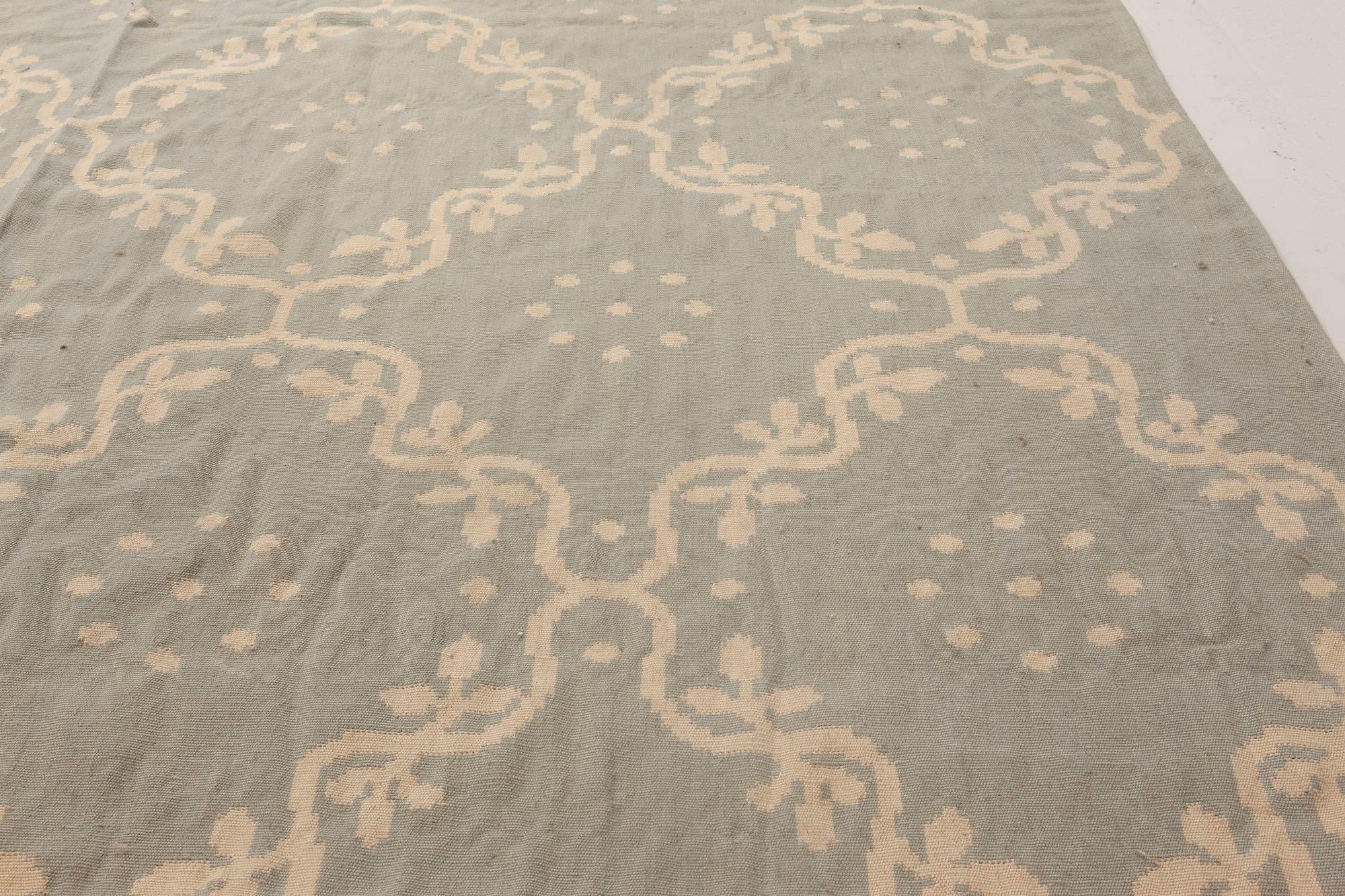 Tissé à la main Tapis moderne bleu et blanc Aubusson Design de Doris Leslie Blau en vente