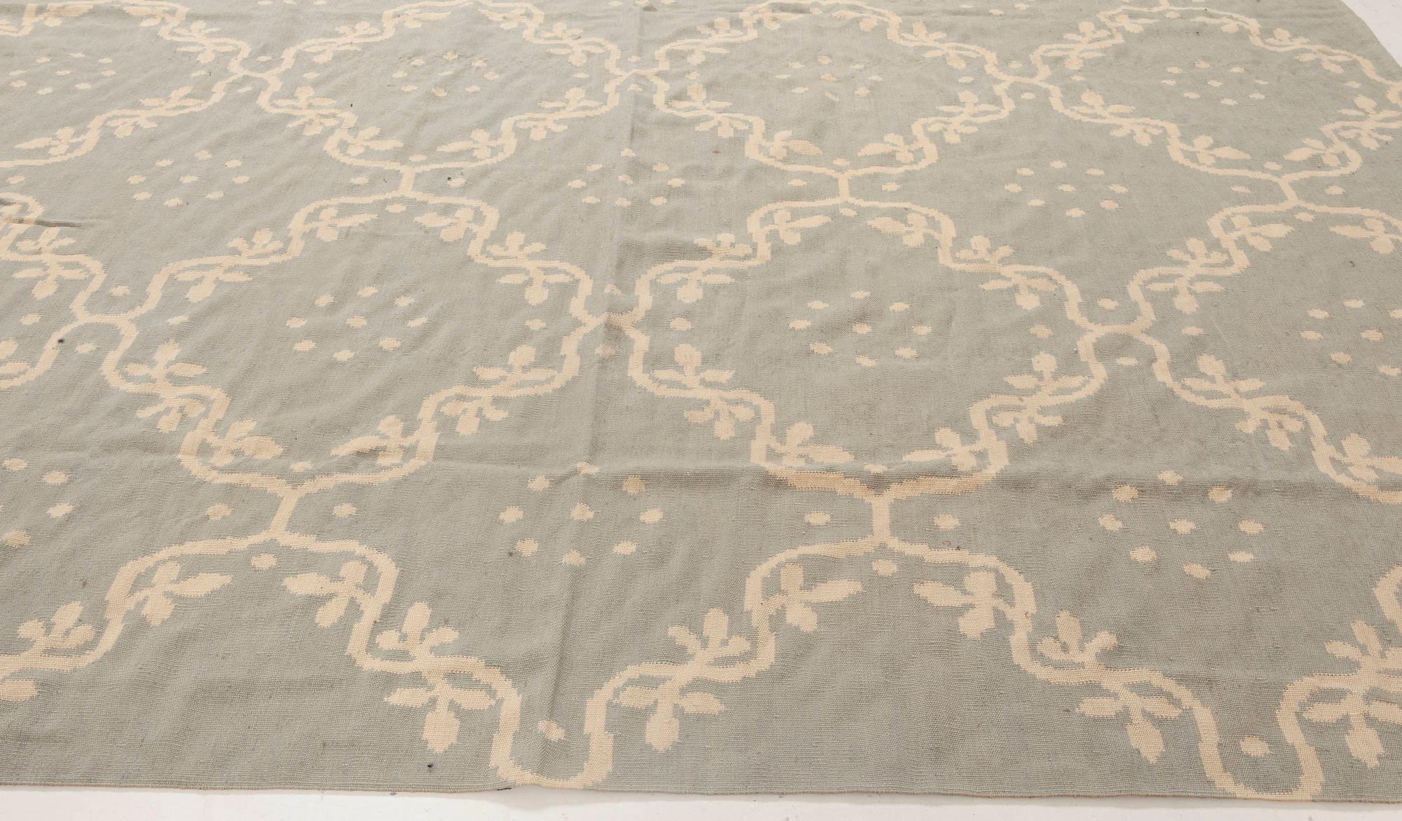 Tapis moderne bleu et blanc Aubusson Design de Doris Leslie Blau Neuf - En vente à New York, NY