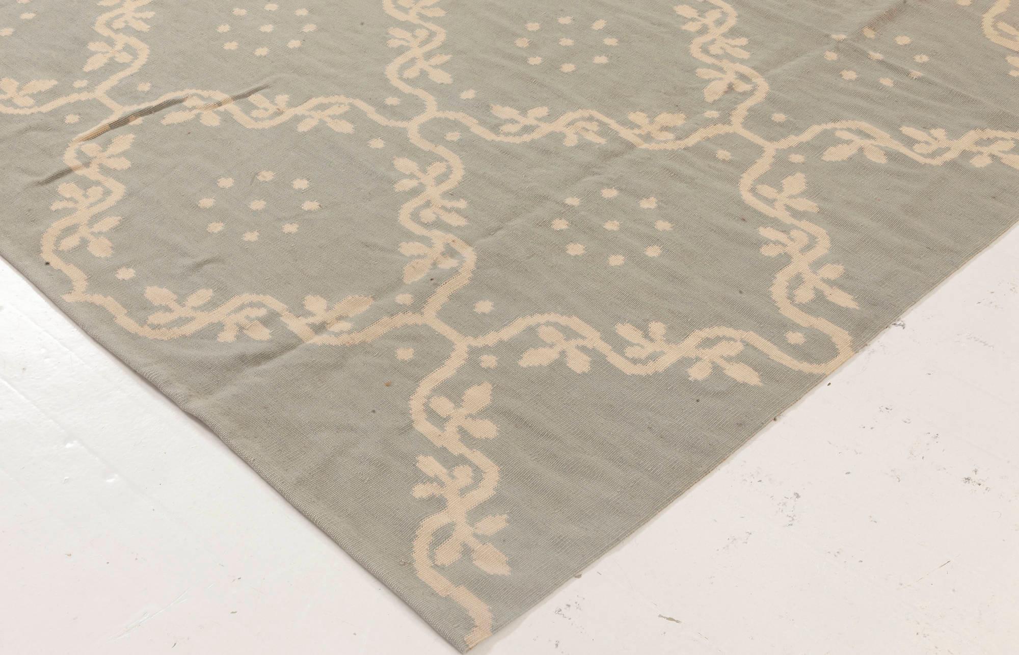 XXIe siècle et contemporain Tapis moderne bleu et blanc Aubusson Design de Doris Leslie Blau en vente