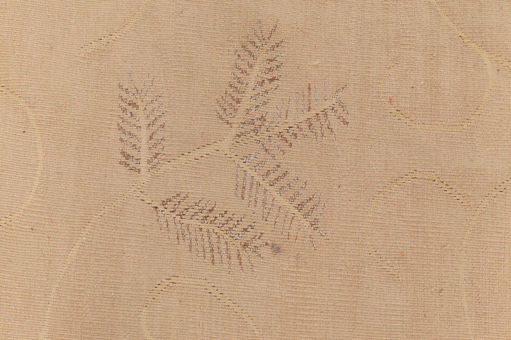 Moderner beiger Wollteppich im Aubusson-Stil von Eric Cohler by Doris Leslie Blau
Größe: 12'0