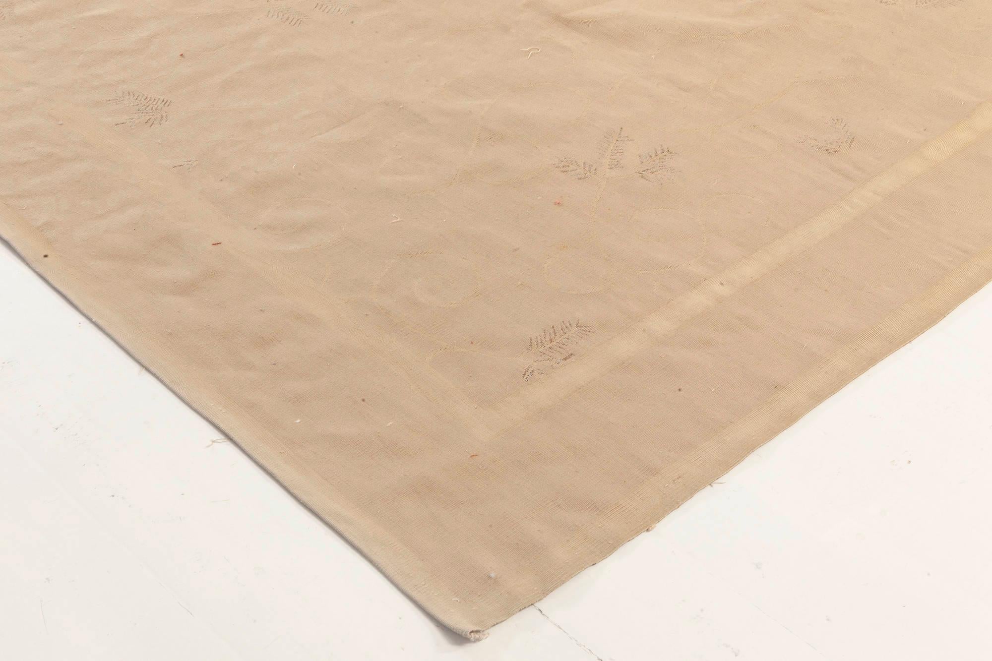 Moderner beigefarbener Wollteppich im Aubusson-Stil von Eric Cohler von Doris Leslie Blau (21. Jahrhundert und zeitgenössisch) im Angebot