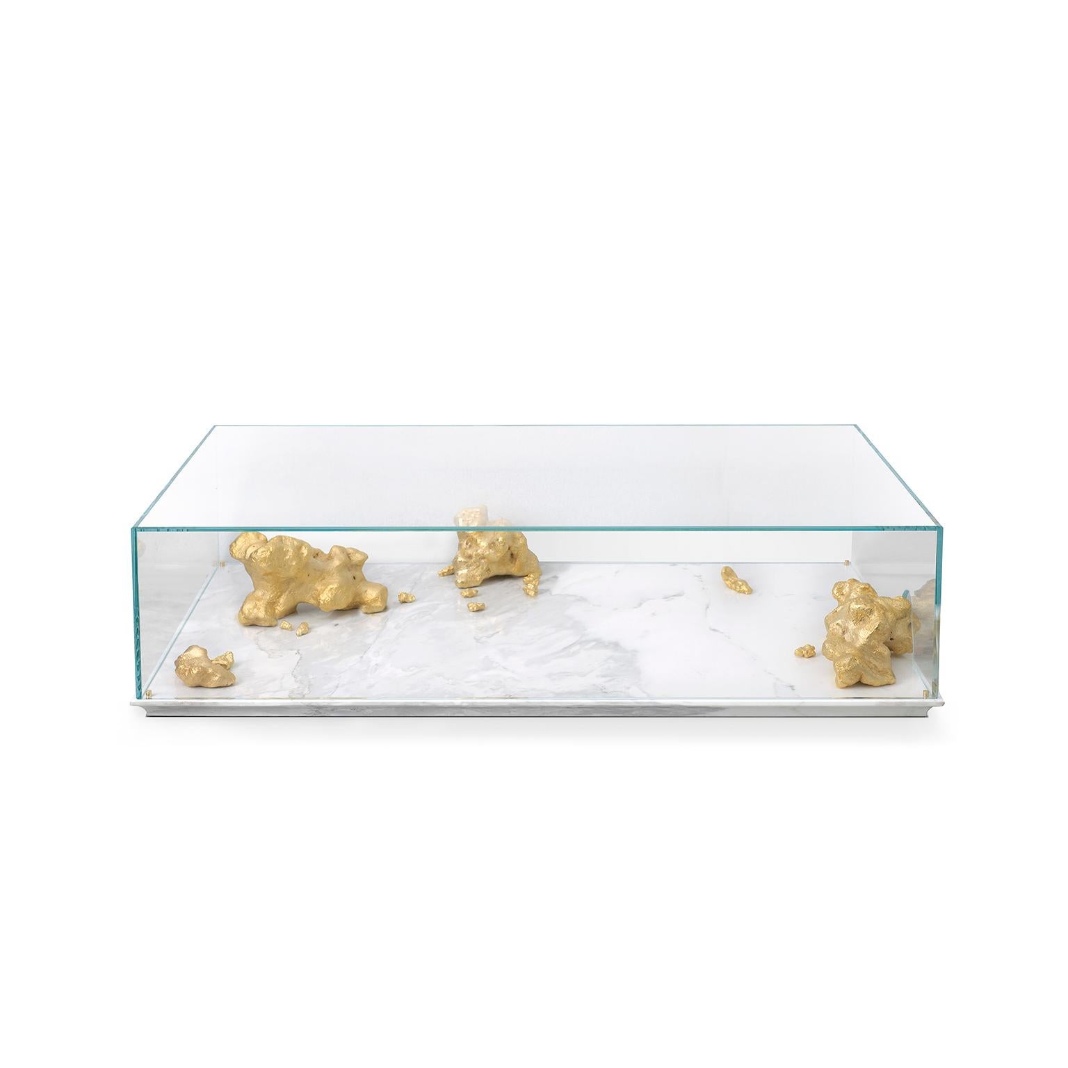 Moderner moderner Aurum-Mitteltisch mit goldenen Nuggets, Glas und weißem Marmorsockel (Europäisch) im Angebot