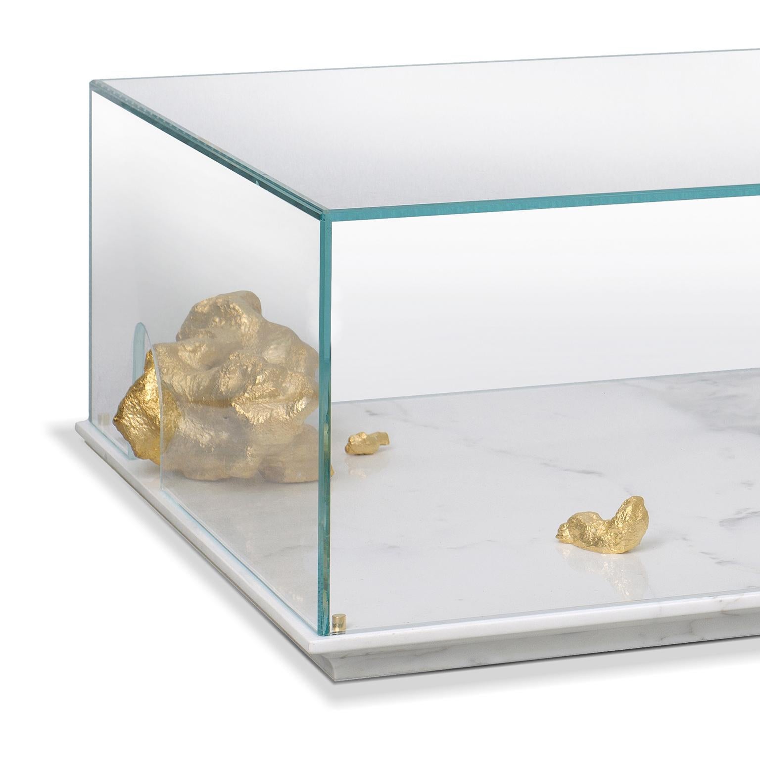 Européen Table centrale moderne Aurum avec pépites d'or, verre et base en marbre blanc en vente
