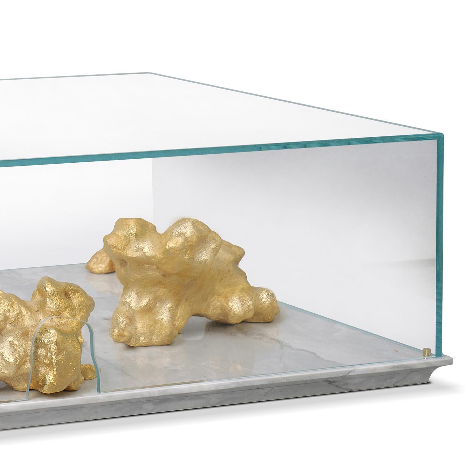 Moulage Table centrale moderne Aurum avec pépites d'or, verre et base en marbre blanc en vente