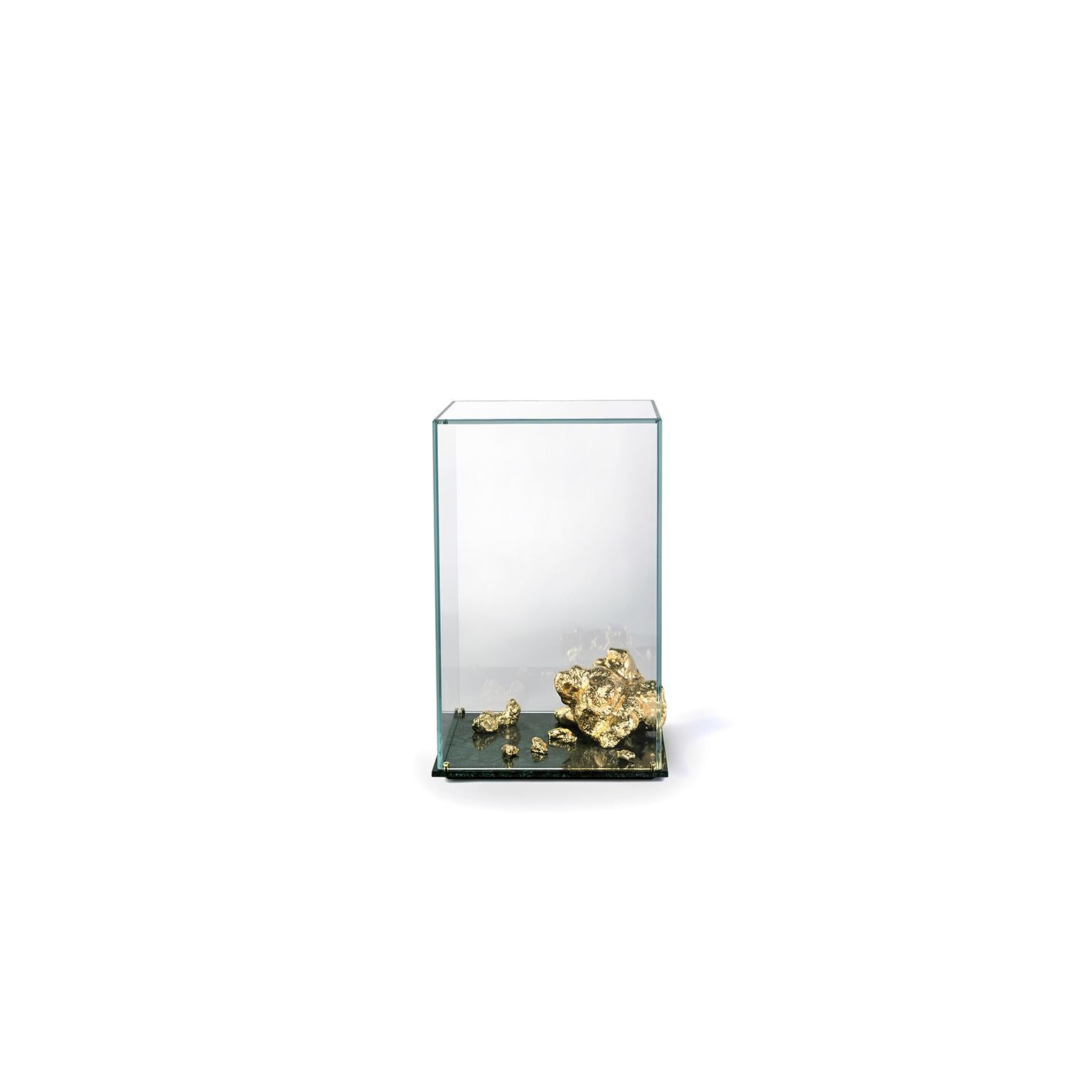 Moderne Table d'appoint Aurum moderne en verre trempé, pépites d'or et base en marbre vert en vente