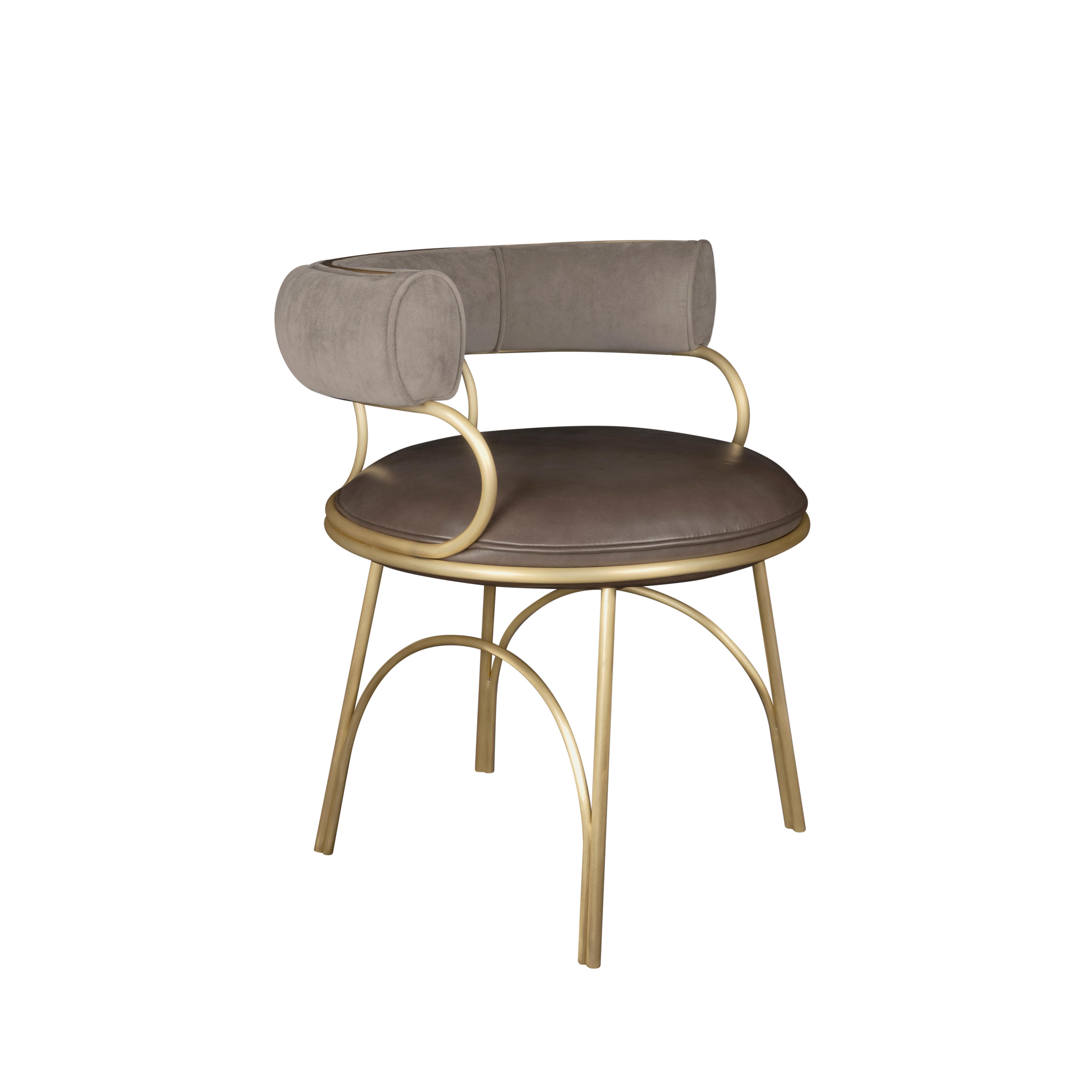 La chaise de salle à manger Austin est l'une des pièces les plus récentes conçues par Porus Studio. 

Siège de divers festivals de musique et de cinéma, la sixième rue d'Austin se transforme en route réservée aux piétons le week-end. Récemment, un