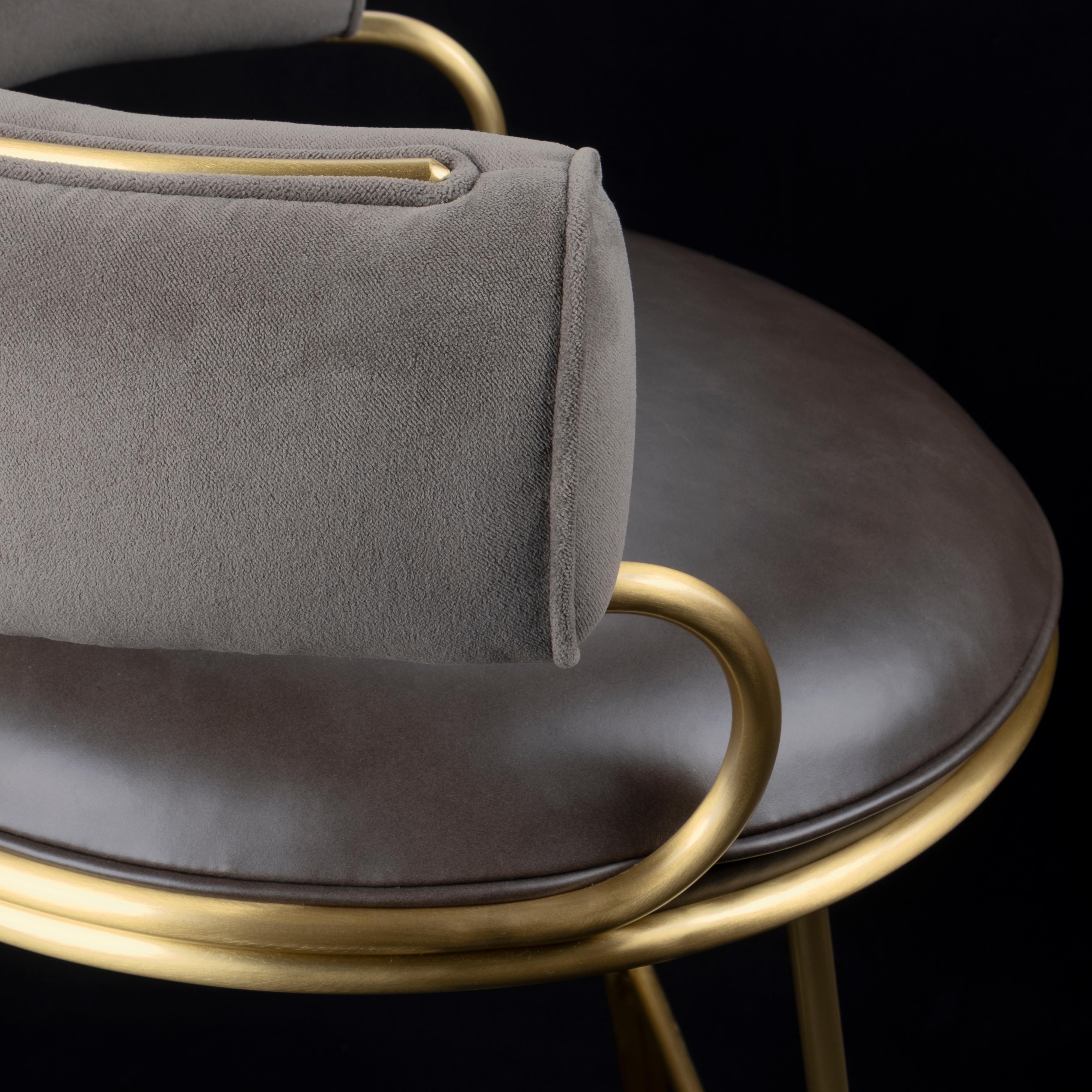 Chaise de salle à manger moderne Austin en acier et velours fabriquée à la main au Portugal par Porus Studio en vente 1