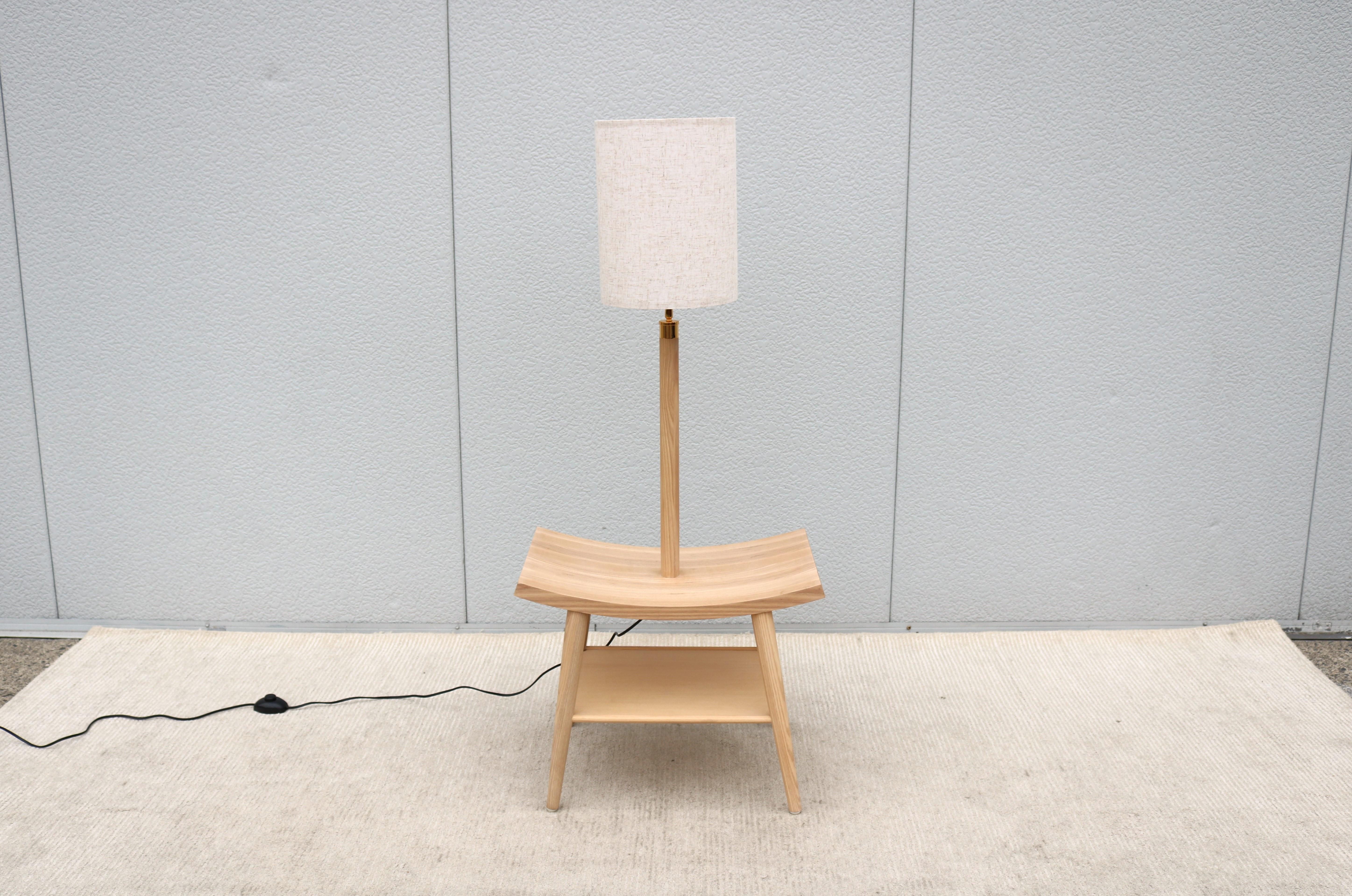 Fabulous Booklamp from De La Espada, perfectly combines the functions of both a floor lamp and a bedside table.
De La Espada is the value of modern craftsmanship, founded in 1993 by Spanish designers Luis de Oliveira and Fatima De La Espada, the